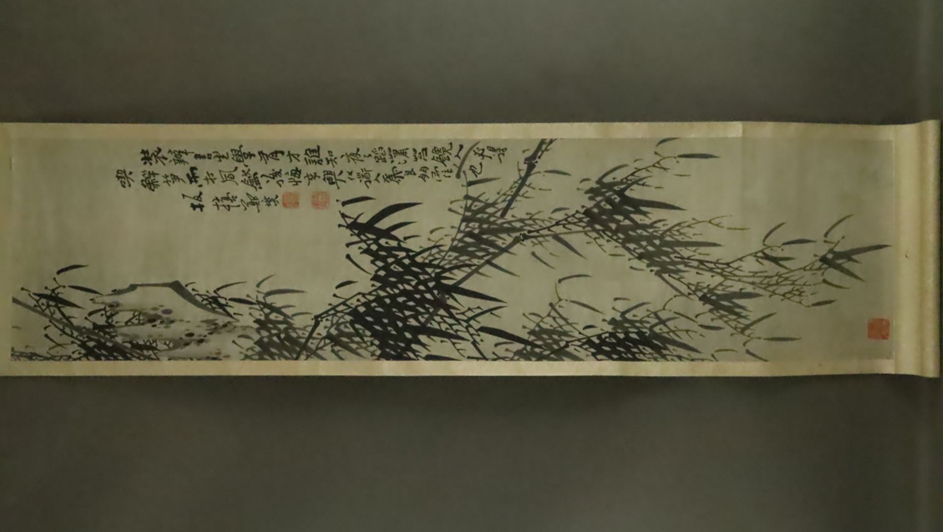 Chinesisches Rollbild - Bambus, Tusche und leichte Farben auf Papier, in chinesischer Kalligraphie