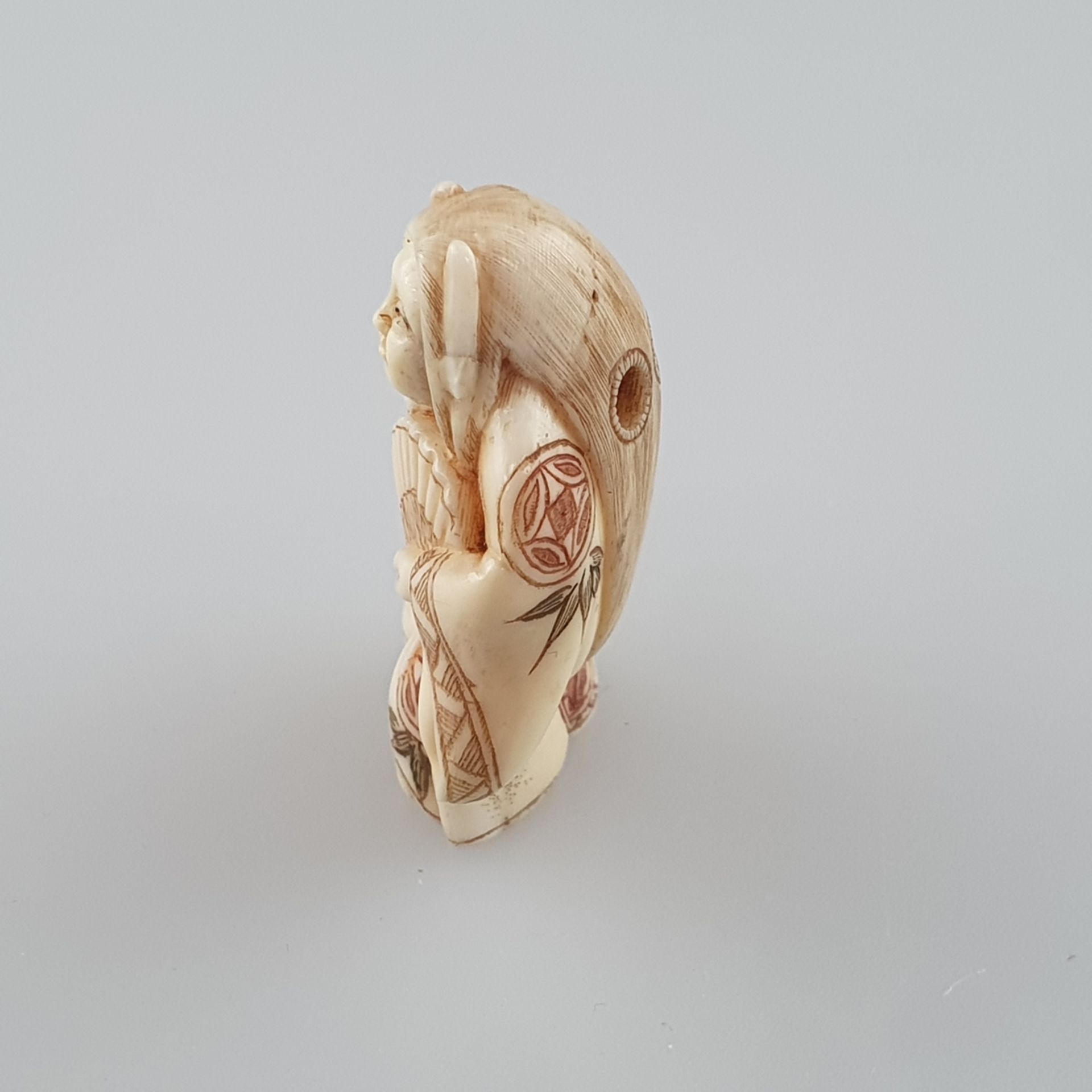 Katabori-Netsuke mit Wendekopf - feine Elfenbein-Schnitzarbeit mit gravierten und farbig akzentuier - Image 6 of 7