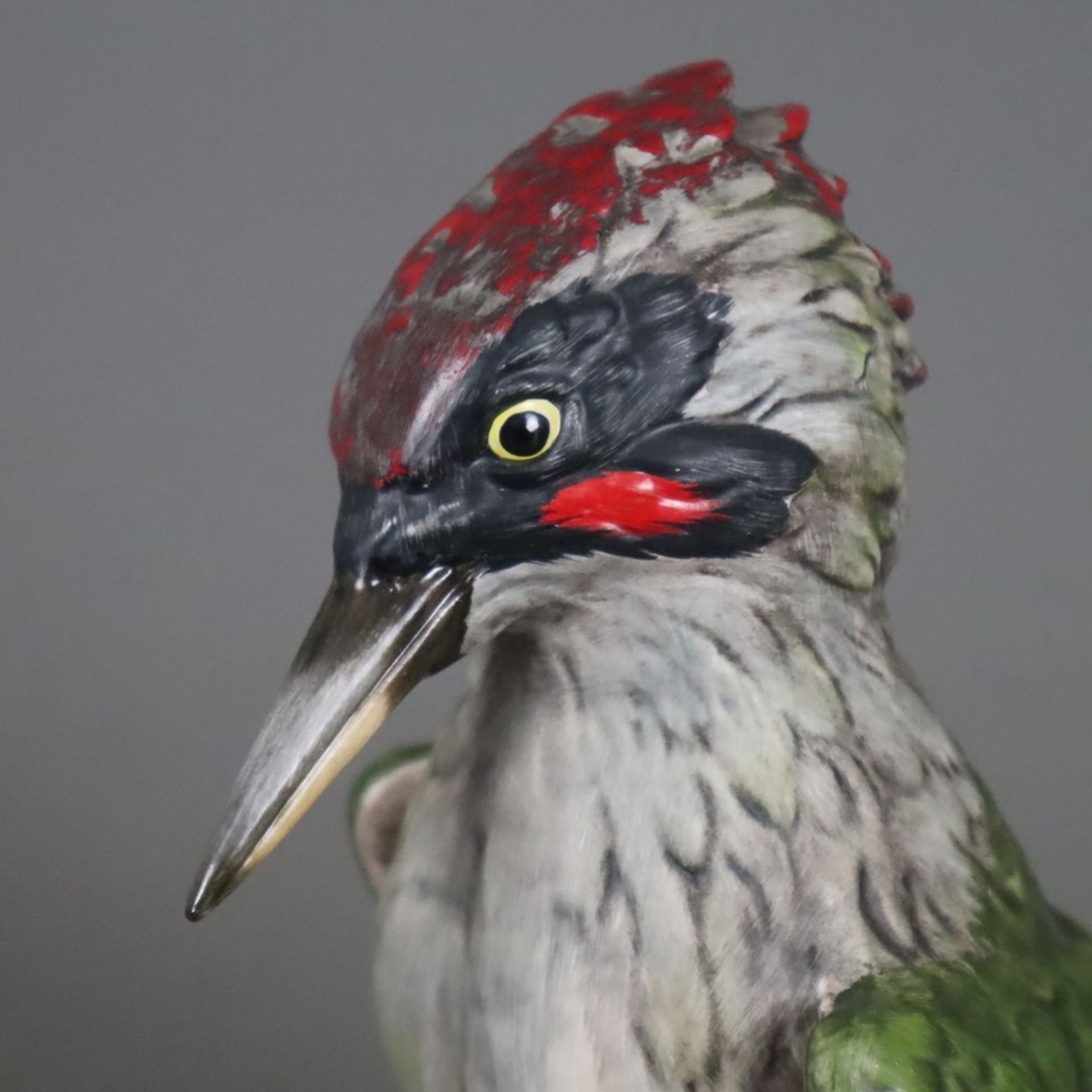 Vogelfigur "Grünspecht" - Goebel, Entwurf von G. Bochmann (1975), Biskuitporzellan, polychrom bemal - Image 2 of 9