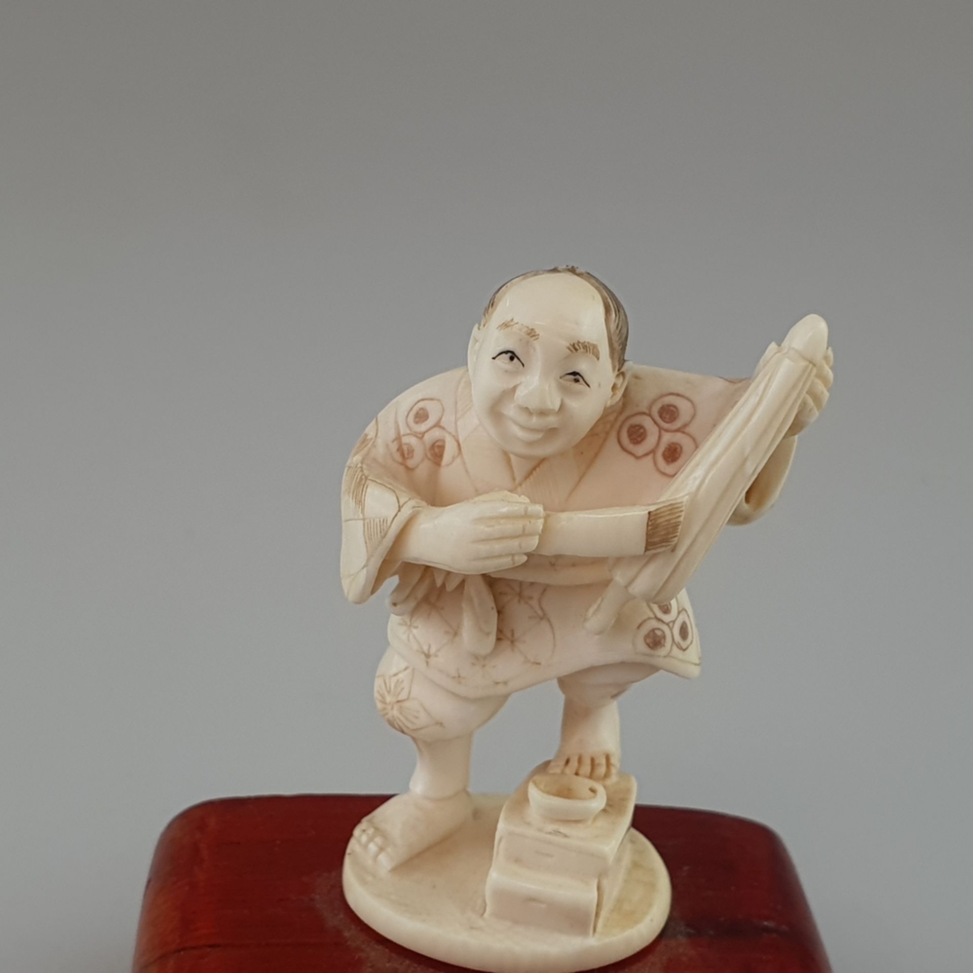 Katabori-Netsuke - Japan, späte Meiji-Zeit, feine Elfenbein-Schnitzarbeit mit gravierten und akzent - Image 2 of 8