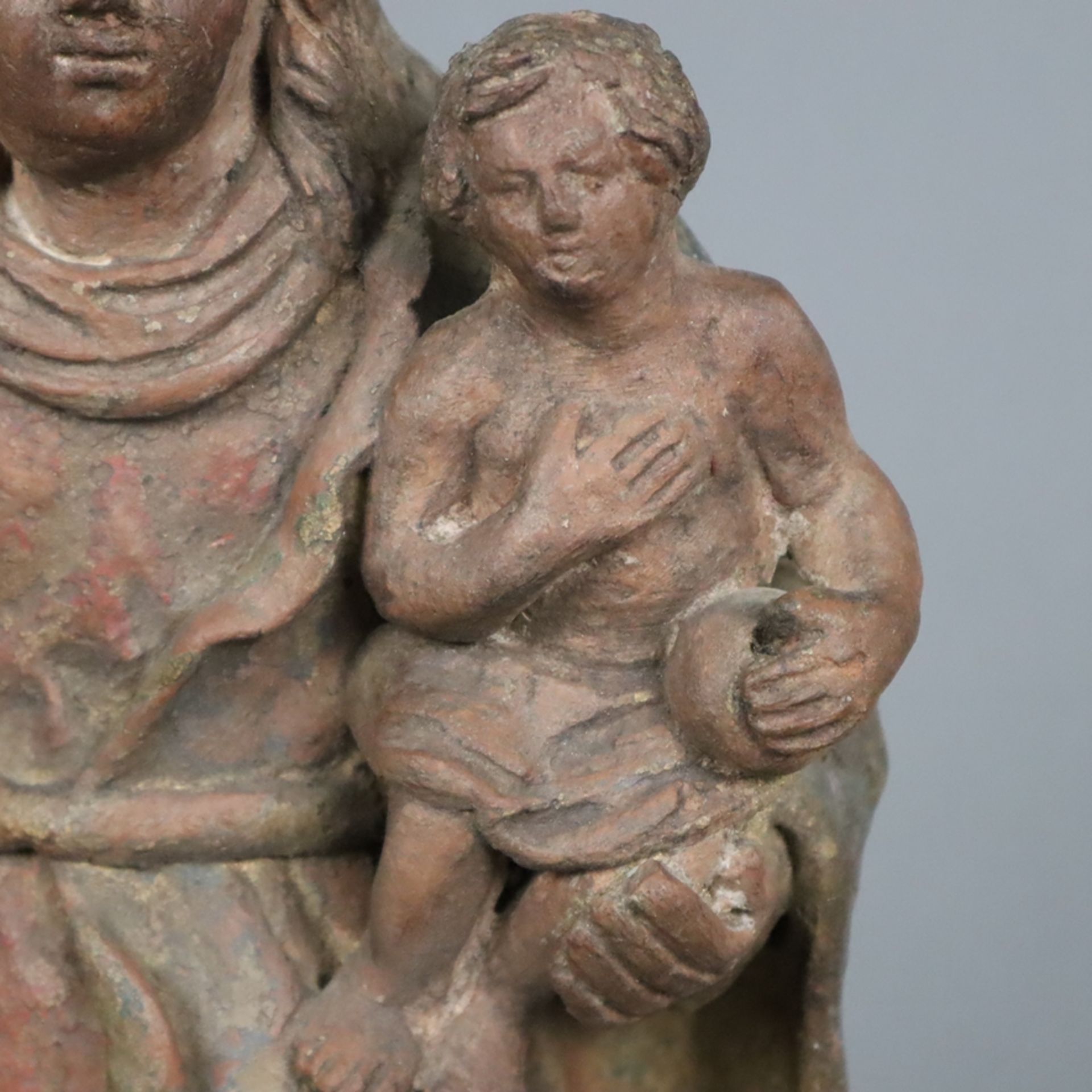 Wandfigur Madonna mit Kind - Keramik, rotfarbener Scherben, Reste der Gold- und Farbfassung, Darste - Image 4 of 8