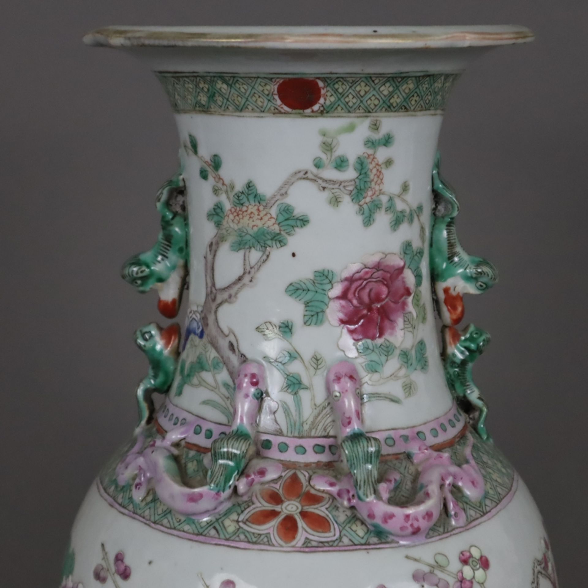 Famille-rose Porzellanvase - China, ausgehende Qing-Dynastie, Ende 19.Jh., Balusterform, seitlich H - Image 4 of 15