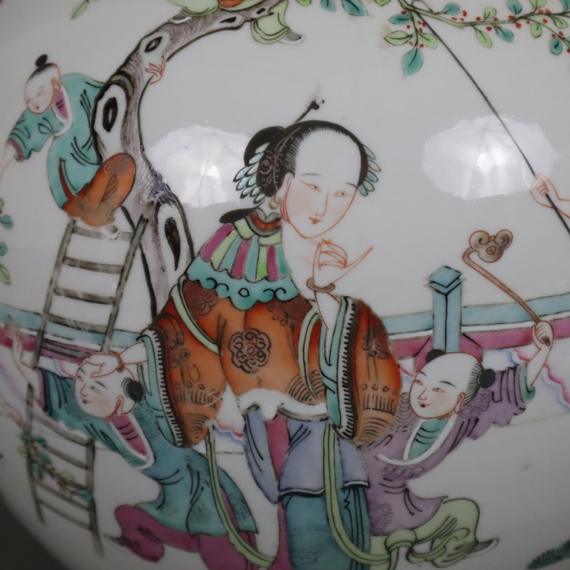 Porzellan-Deckeltopf - China, kugeliger Korpus mit Steckdeckel, auf der Wandung mehrfigurige szenis - Image 6 of 15