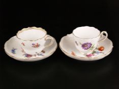 Zwei Tassen und Untertassen Meissen - Porzellan, 1x Tasse mit Asthenkel, polychrom bemalt mit Streu