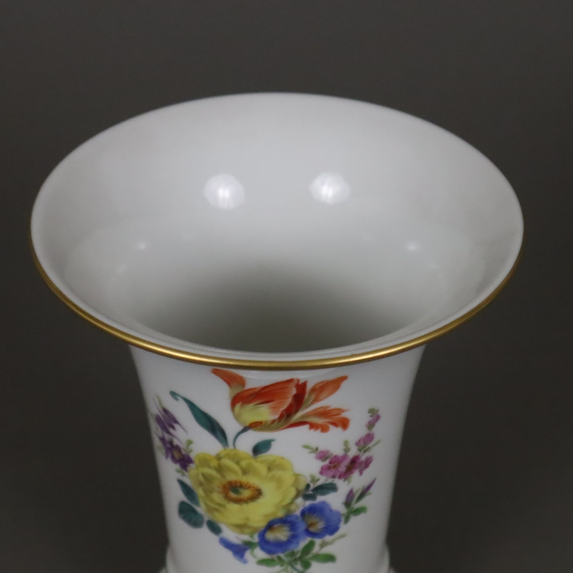 Trichtervase - Meissen, 20. Jh., Porzellan, Blumendekor, Goldakzente, Form "Neuer Ausschnitt", poly - Image 2 of 6