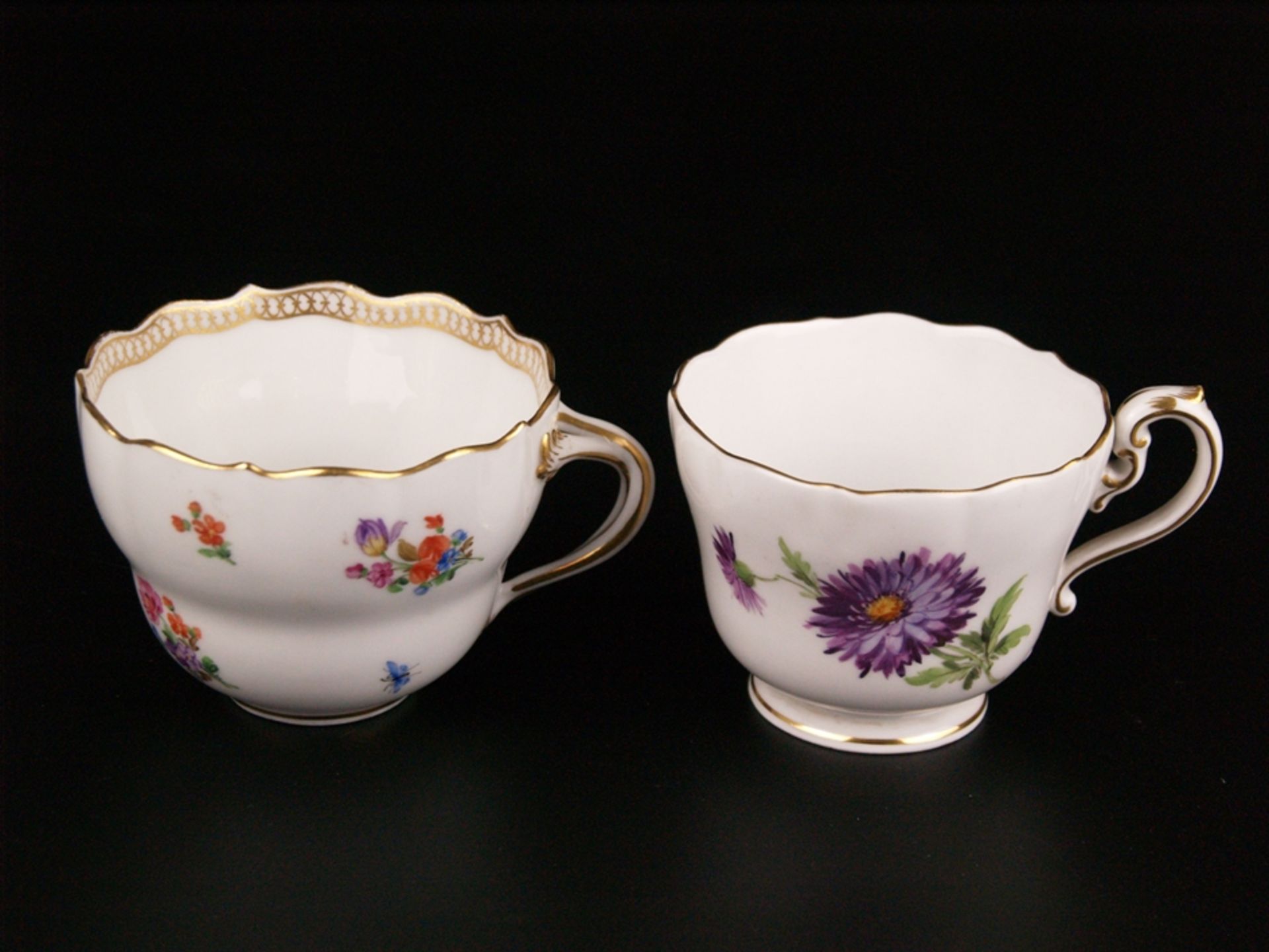 Zwei Tassen und Untertassen Meissen - Porzellan, 1x Tasse mit Asthenkel, polychrom bemalt mit Streu - Image 2 of 6