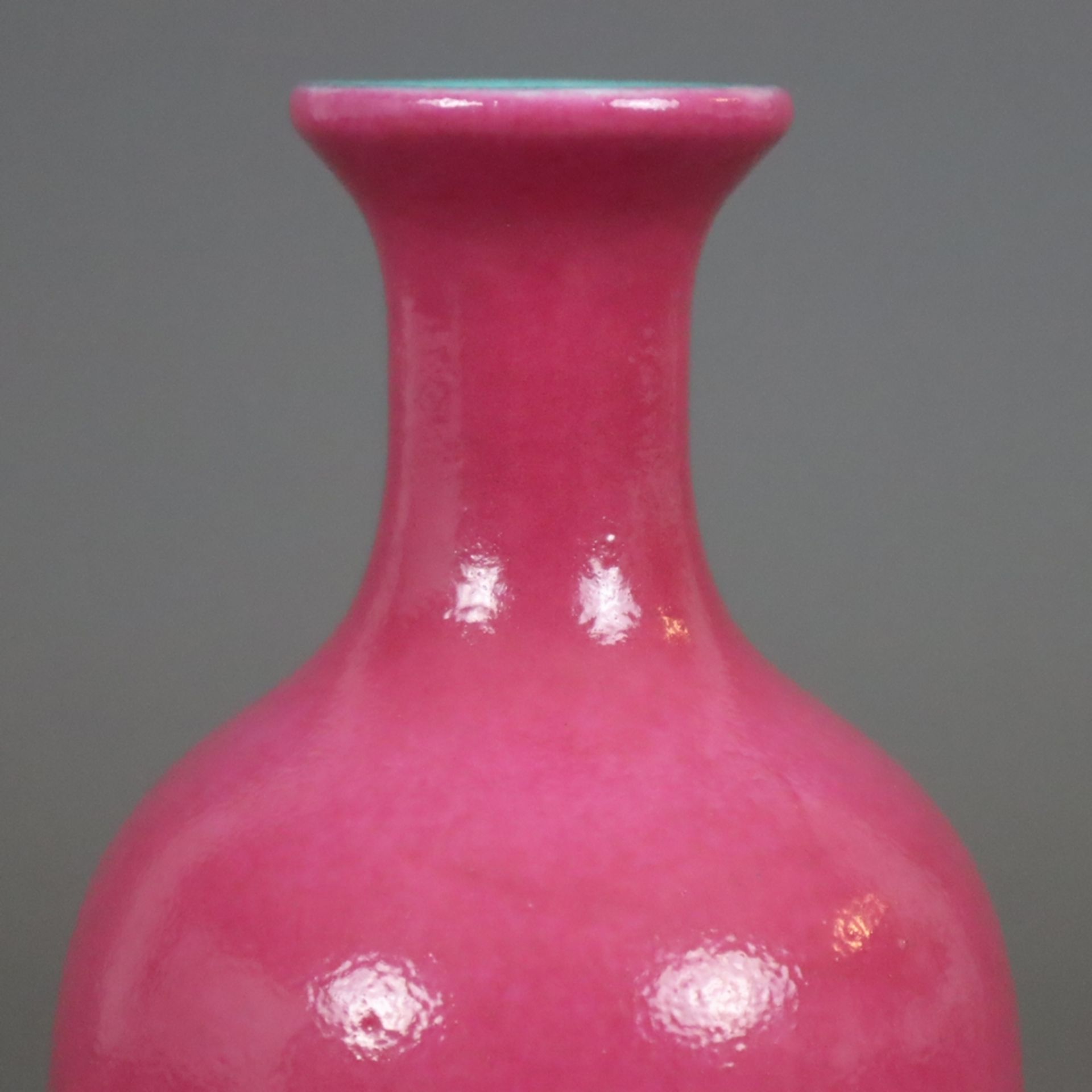 Balustervase - China, 20.Jh., Porzellan außen mit himbeerroter Glasur, das Innere und der Boden tür - Image 4 of 7