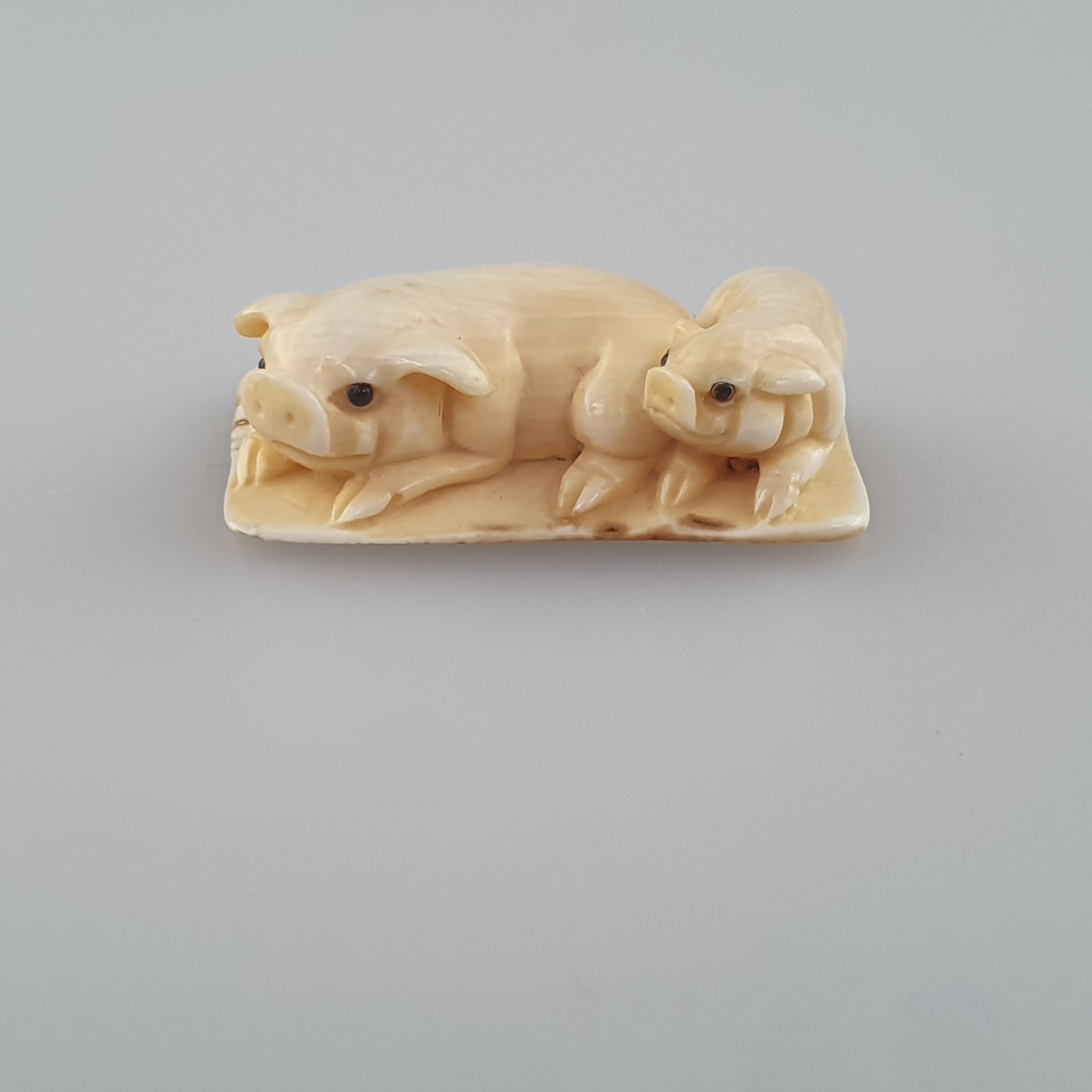 Netsuke - Zwei Schweinchen, Mammutbein, geschnitzt, dunkel eingelegte Augen, signiert, Himotos - Image 2 of 7