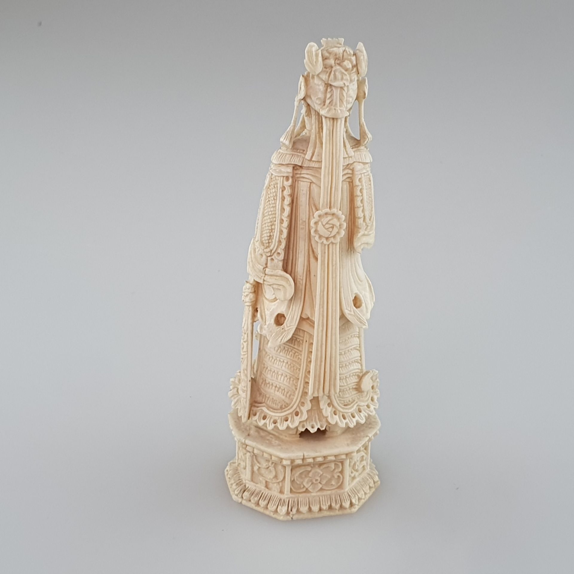 Schachfigur - König, Elfenbein, überaus kunstvoll geschnitzt und graviert, H.ca.11,5 cm, China, aus - Bild 5 aus 7