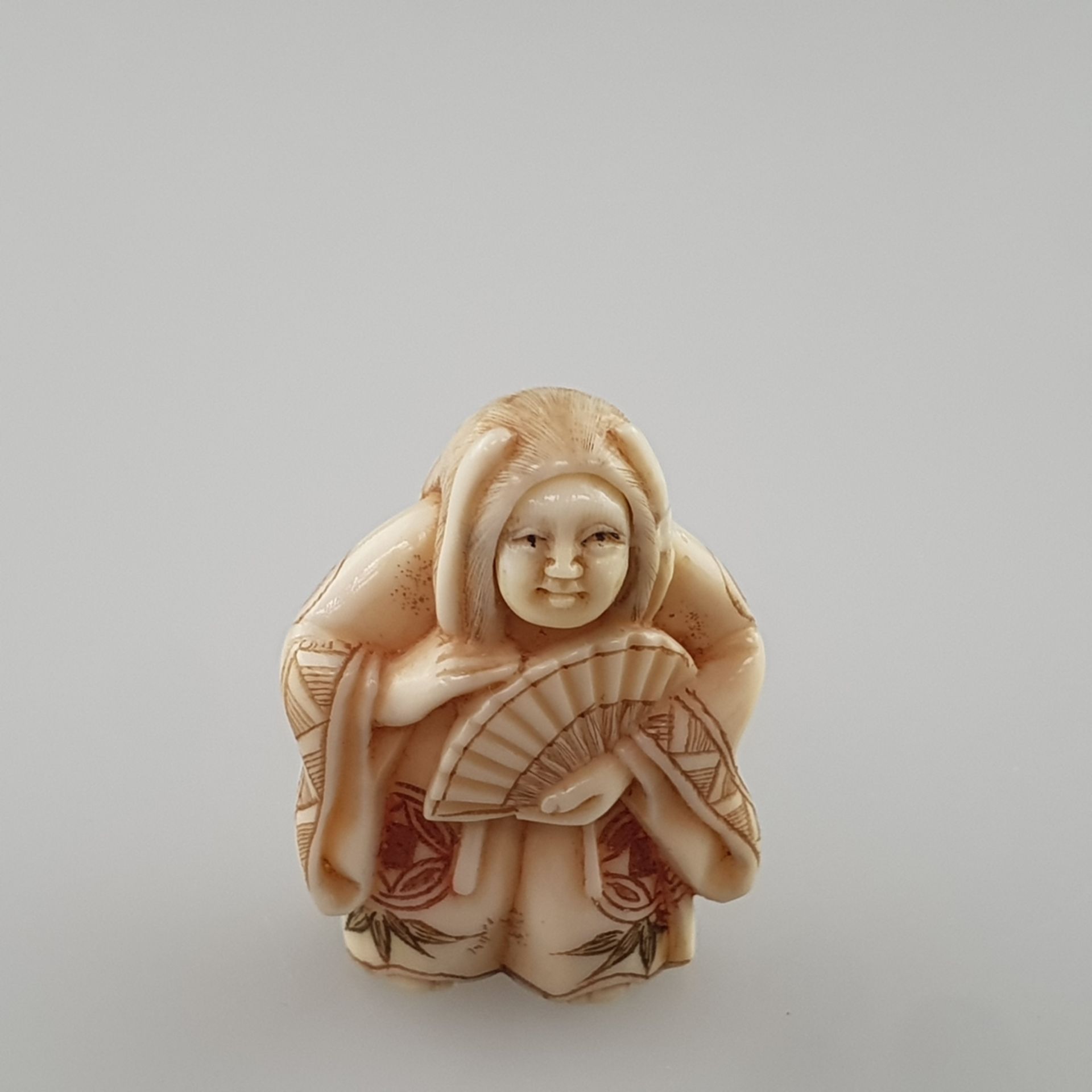 Katabori-Netsuke mit Wendekopf - feine Elfenbein-Schnitzarbeit mit gravierten und farbig akzentuier - Image 2 of 7