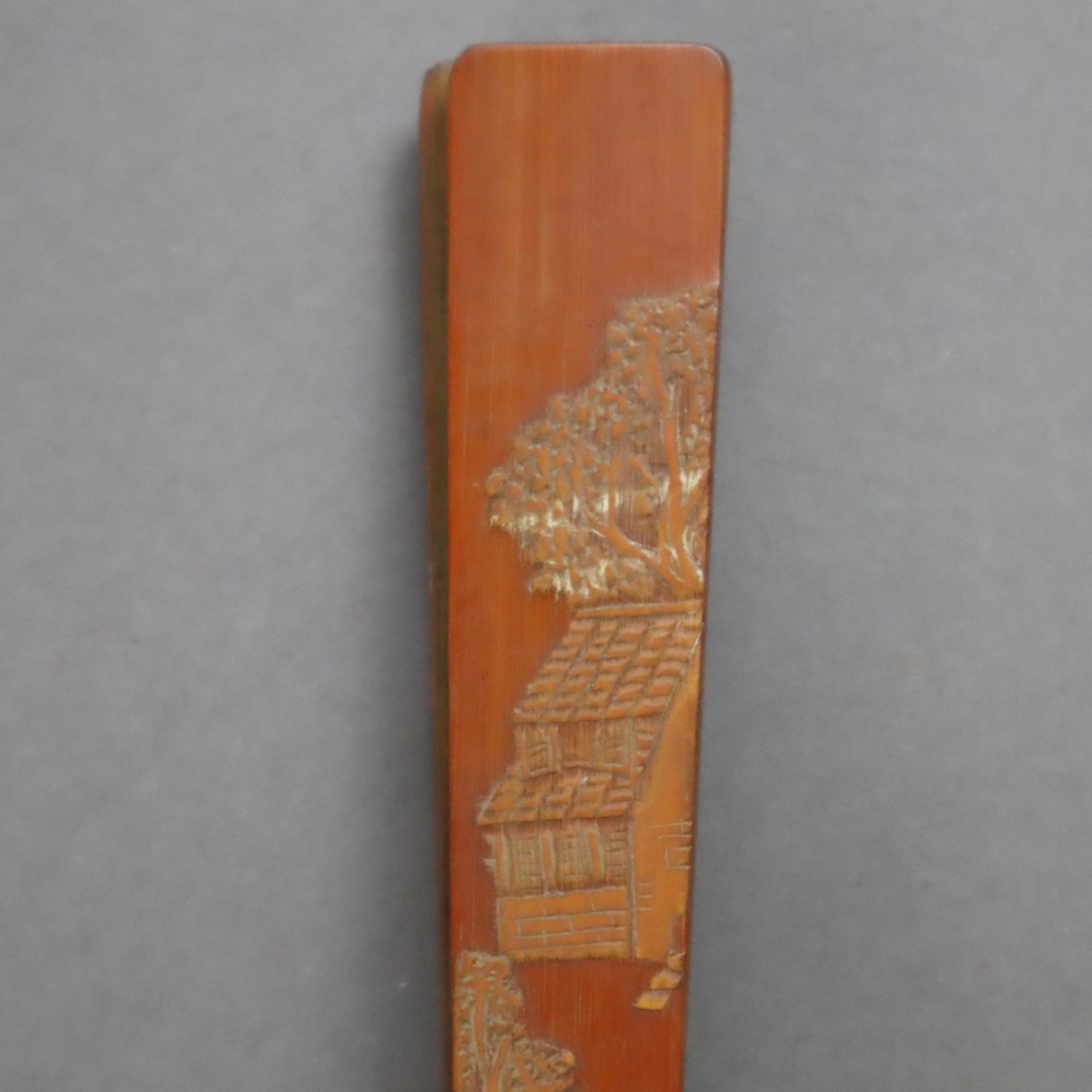 Fächer-Deckstäbe aus Bambus - China, Qing-Dynastie, Bambusholz fein beschnitzt mit Architekturlands - Image 4 of 8