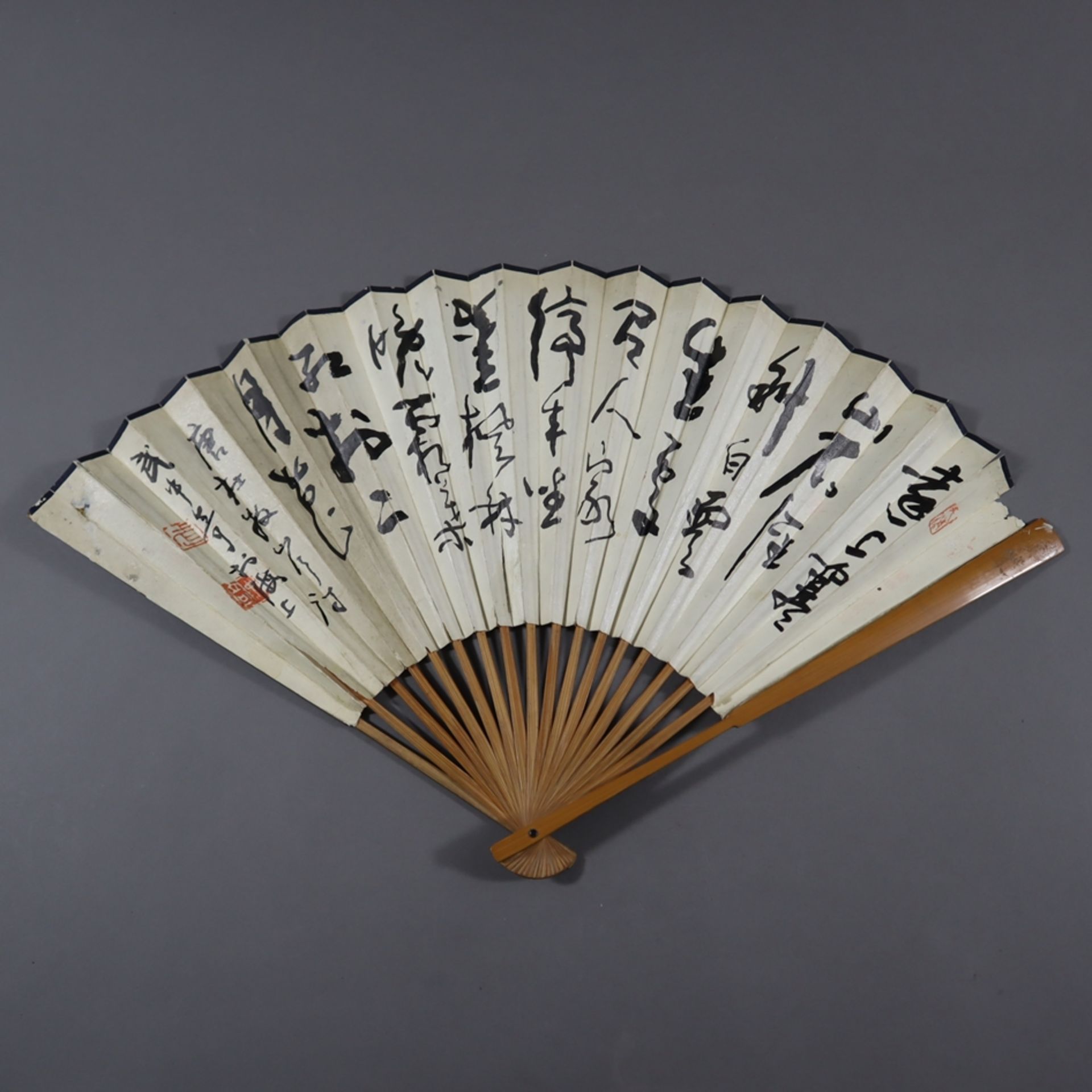 Chinesischer Bambusfächer mit Malerei und Kalligraphie - China, Papier beidseitig bemalt mit Aquare - Image 5 of 7