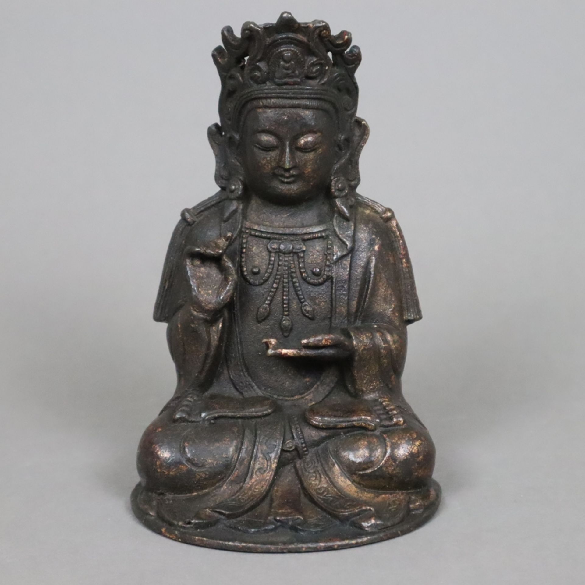 Guanyin-Figur im Ming-Stil - China, Kupferlegierung, Guanyin in padmasana sitzend, die Rechte vor d