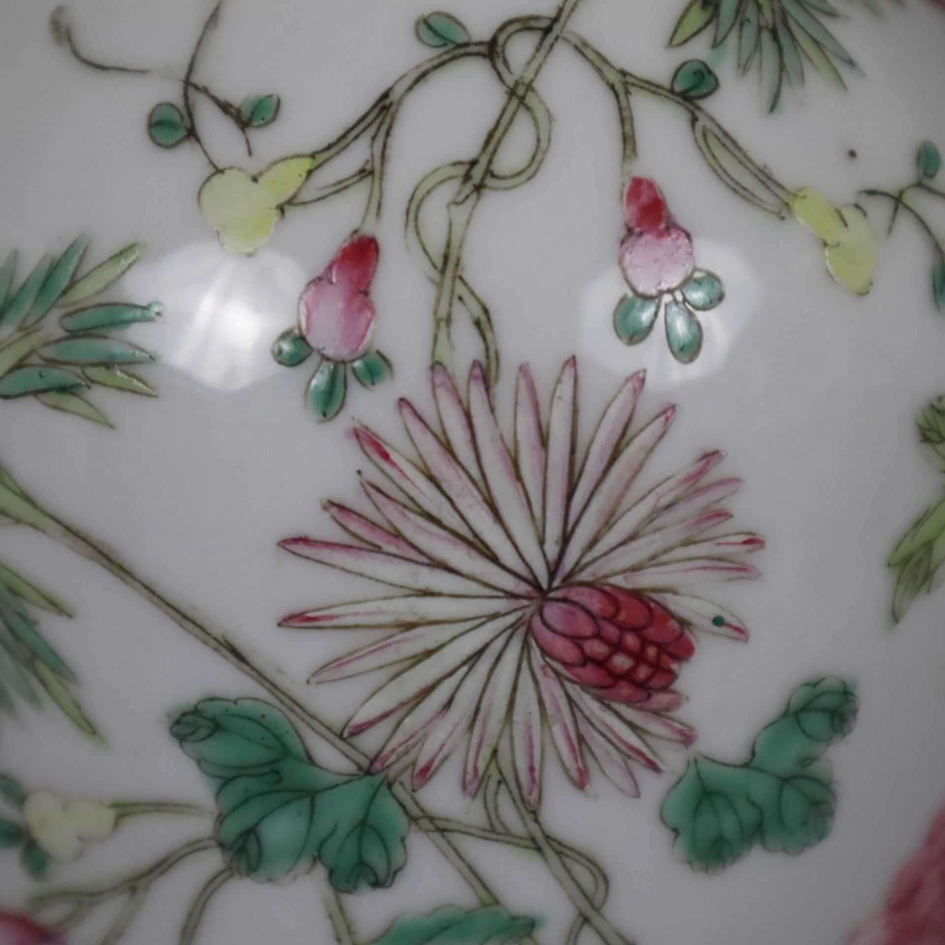 Famille rose-Vase - China, Republik-Zeit, gefußte Balusterform, floraler Dekor von Päonien und Kürb - Image 6 of 10