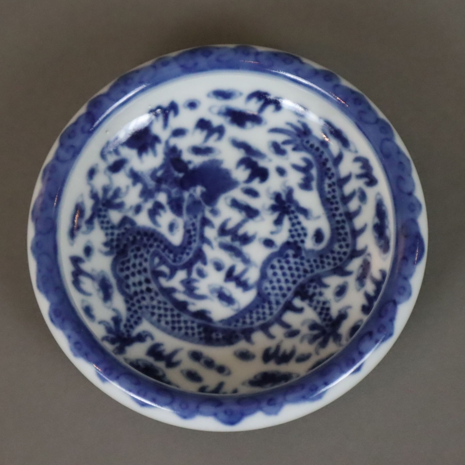 Pinsel-Waschschale mit Drachendekor - China 20. Jh., rundes Porzellanschälchen mit Drachenmotiv in - Image 2 of 6