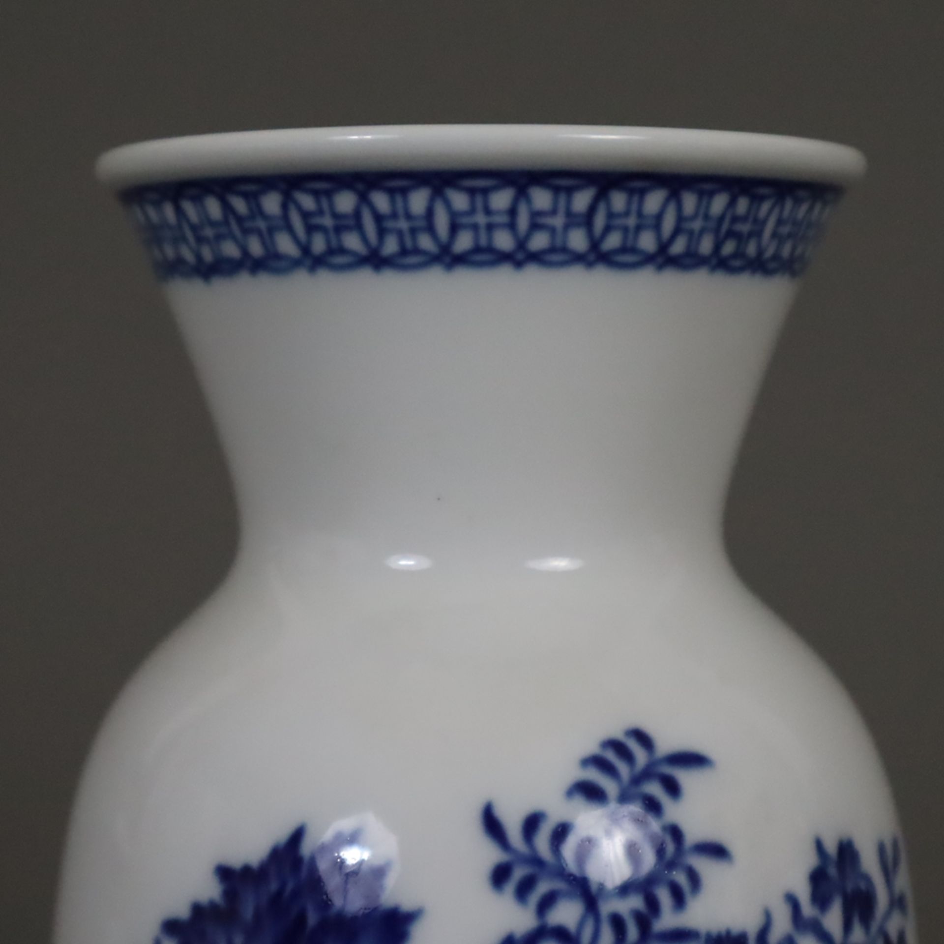 Paar Vasen - Meissen, 20.Jh., Form "Neuer Ausschnitt", Porzellan, unterglasurblauer Blumendekor, Ra - Image 2 of 7