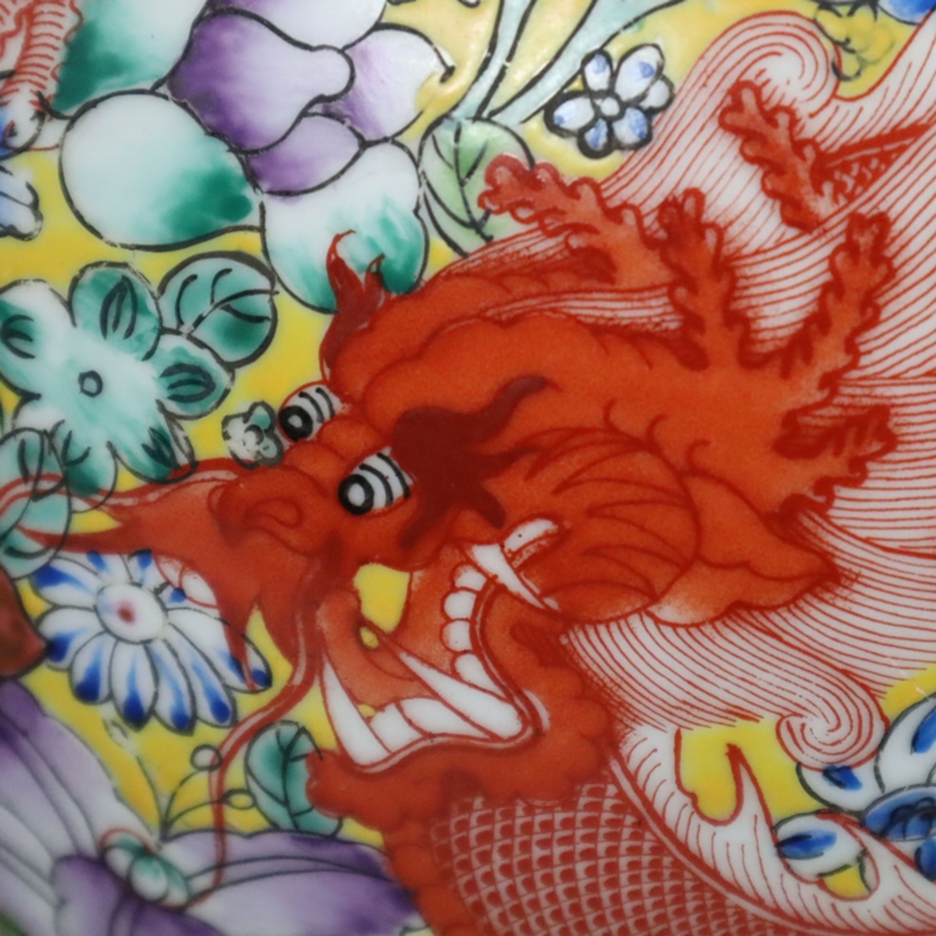 Drachenvase - China 20.Jh., Tian qiu ping-Typus, Porzellan mit floraler Bemalung in Emailfarben auf - Image 6 of 10