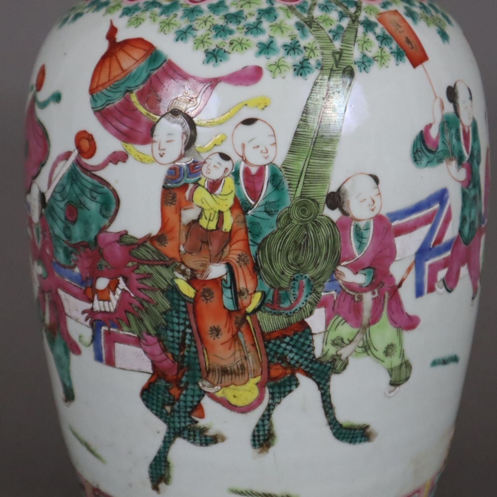 Hoher Ingwertopf mit Holzdeckel - China, späte Qing-Dynastie, Porzellan, ovoide Wandung mit gerunde - Image 4 of 12