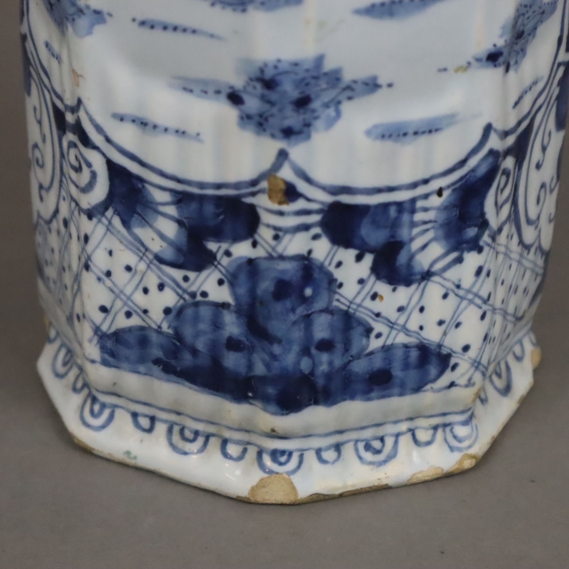 Trompetenvase - Delft, 2. H. 18. Jh., Fayence, kleisterblaue Glasur, Blaudekor mit Tiermotiven, Pfl - Bild 11 aus 12