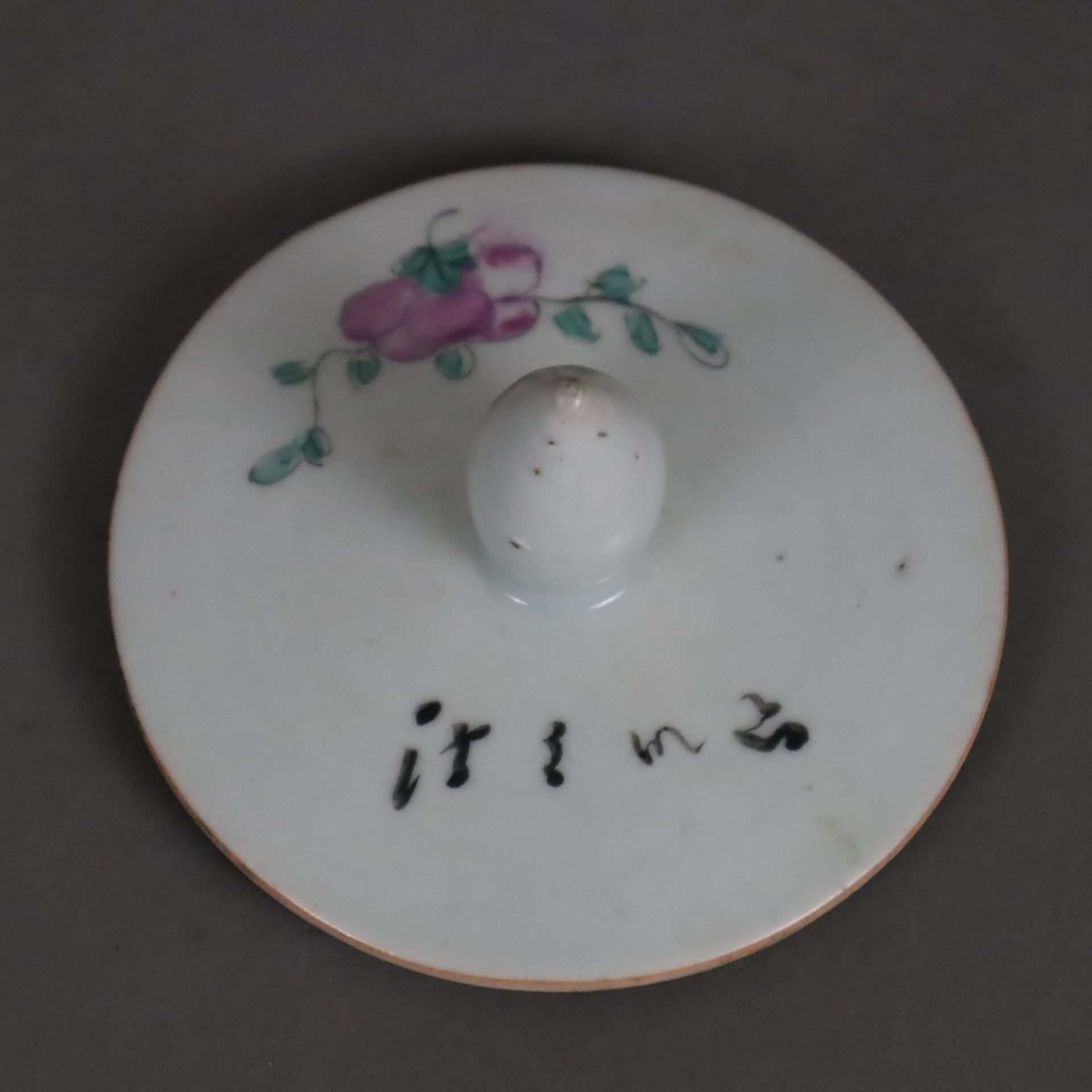 Porzellan-Deckeltopf - China, kugeliger Korpus mit Steckdeckel, auf der Wandung mehrfigurige szenis - Image 3 of 15