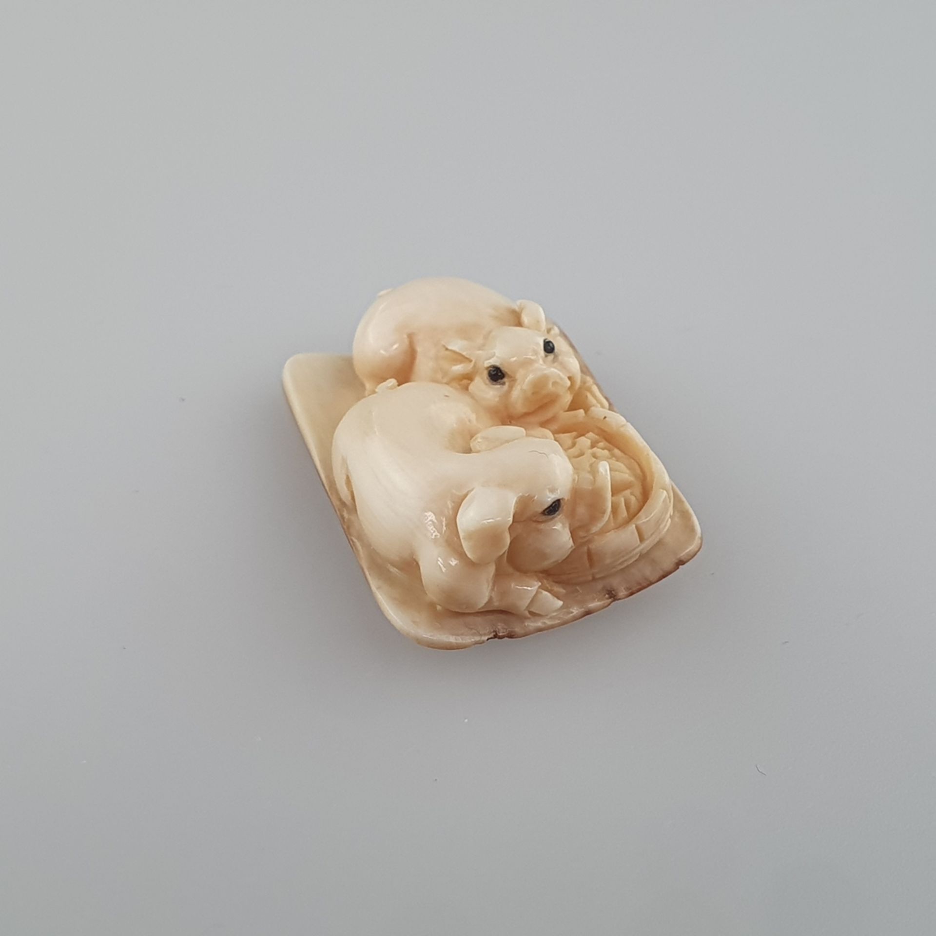 Netsuke - Zwei Schweinchen am Trog, Mammutbein, geschnitzt, dunkel eingelegte Augen, signiert, - Image 3 of 7