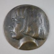 Reliefbild - Bronze, dunkel patiniert, runde Plakette mit Halbportrait eines Kindes, am unteren Ran