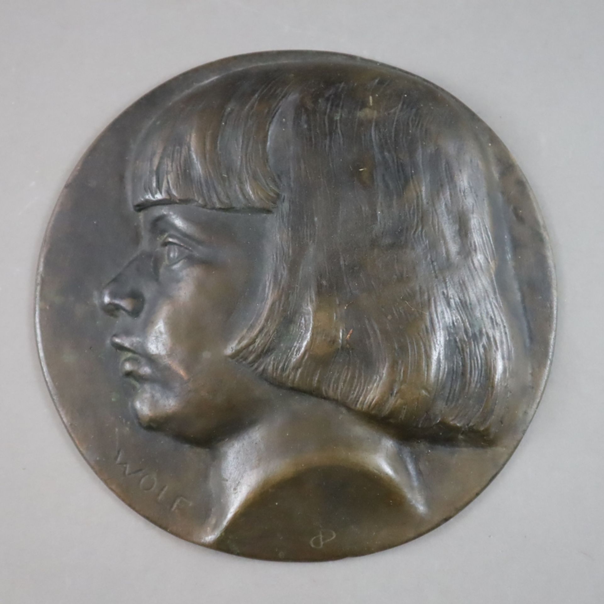 Reliefbild - Bronze, dunkel patiniert, runde Plakette mit Halbportrait eines Kindes, am unteren Ran