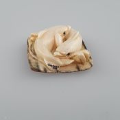 Netsuke - Delfinpaar, Elfenbein, geschnitzt, dunkel eingelegte Augen, signiert, Himotoshi auf der U