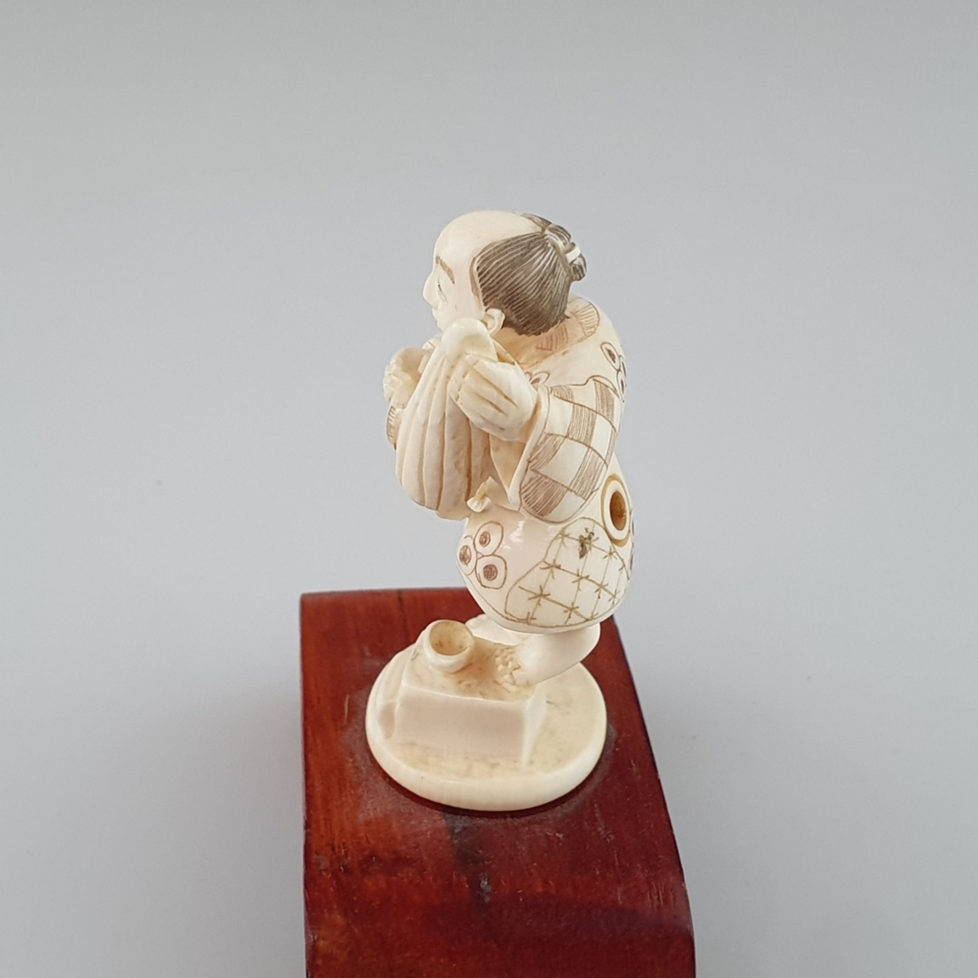 Katabori-Netsuke - Japan, späte Meiji-Zeit, feine Elfenbein-Schnitzarbeit mit gravierten und akzent - Image 6 of 8