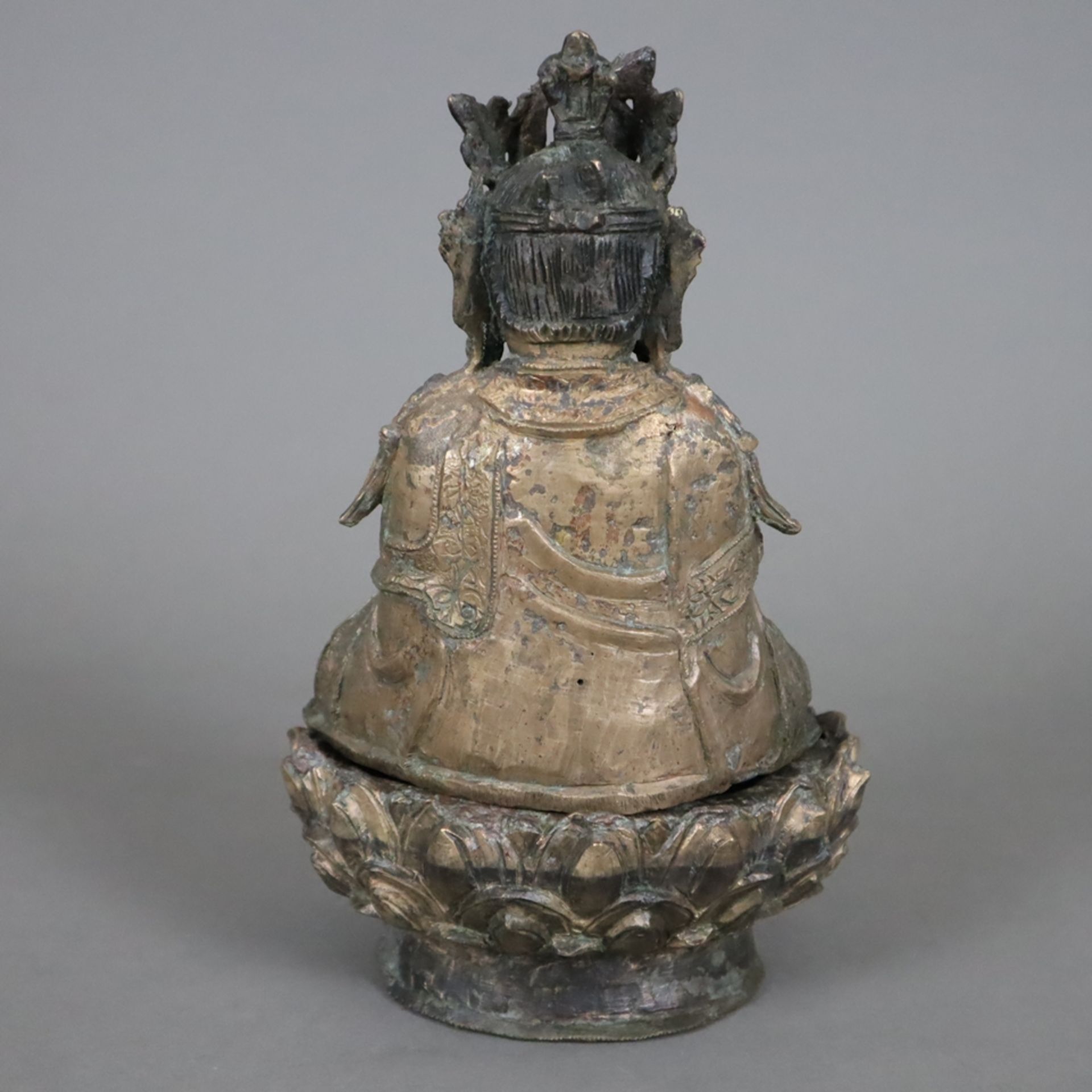 Buddha Amogasiddhi - China, Qing-Dynastie, zweiteilige Bronze aus Figur und Sockel, Reste von Vergo - Image 8 of 8