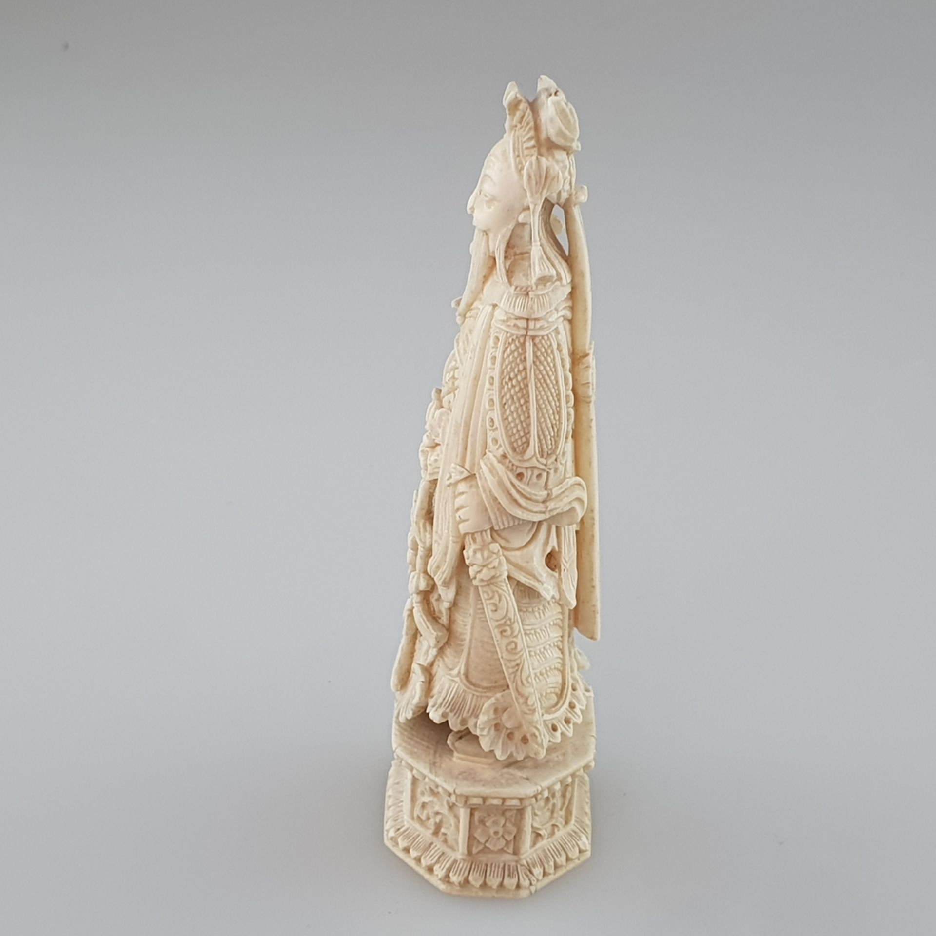 Schachfigur - König, Elfenbein, überaus kunstvoll geschnitzt und graviert, H.ca.11,5 cm, China, aus - Bild 6 aus 7