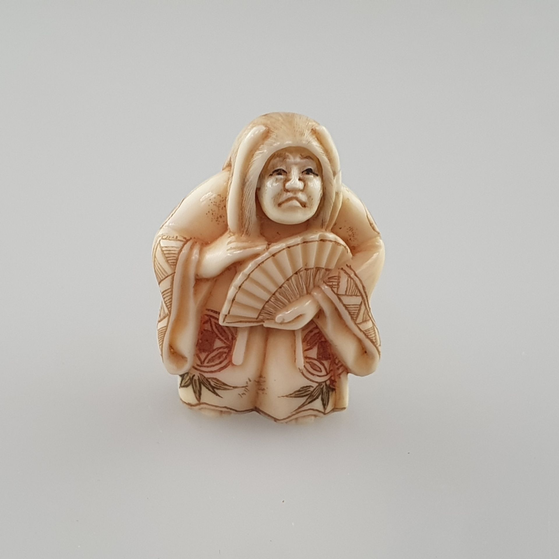 Katabori-Netsuke mit Wendekopf - feine Elfenbein-Schnitzarbeit mit gravierten und farbig akzentuier