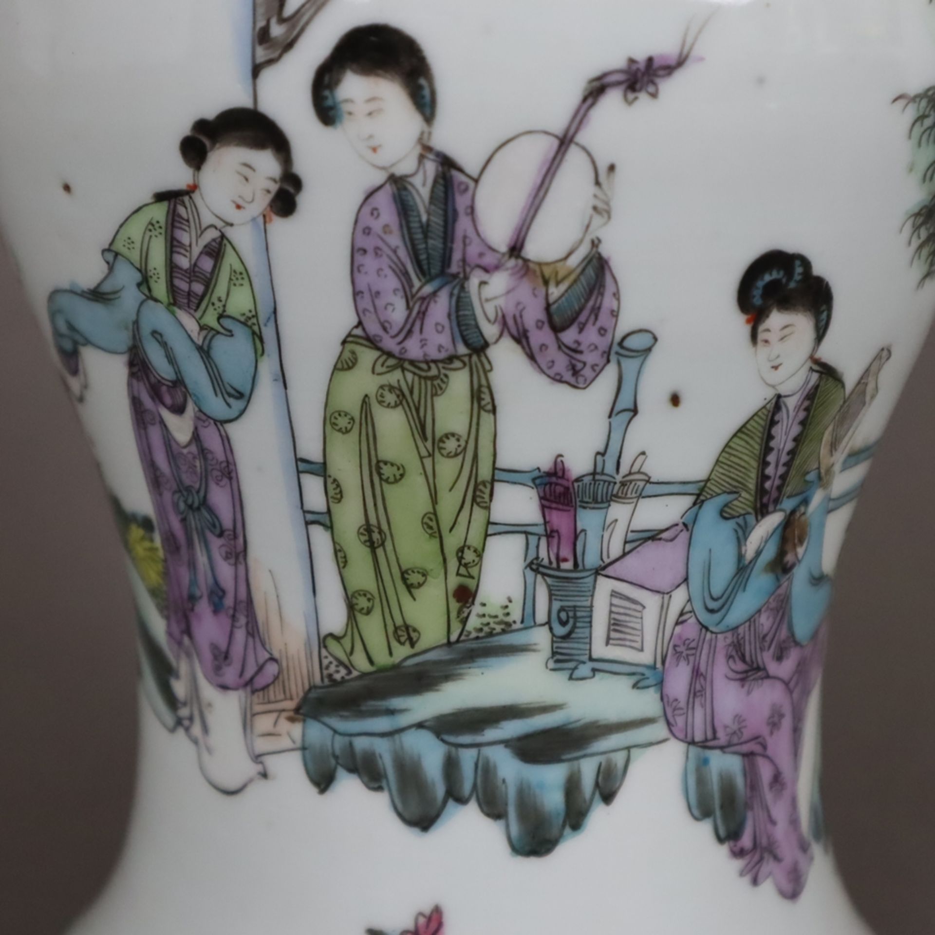 Yan Yan-Vase - China, nach 1900, auf der Wandung blühende Gartenlandschaft mit musizierendem Dament - Image 6 of 11