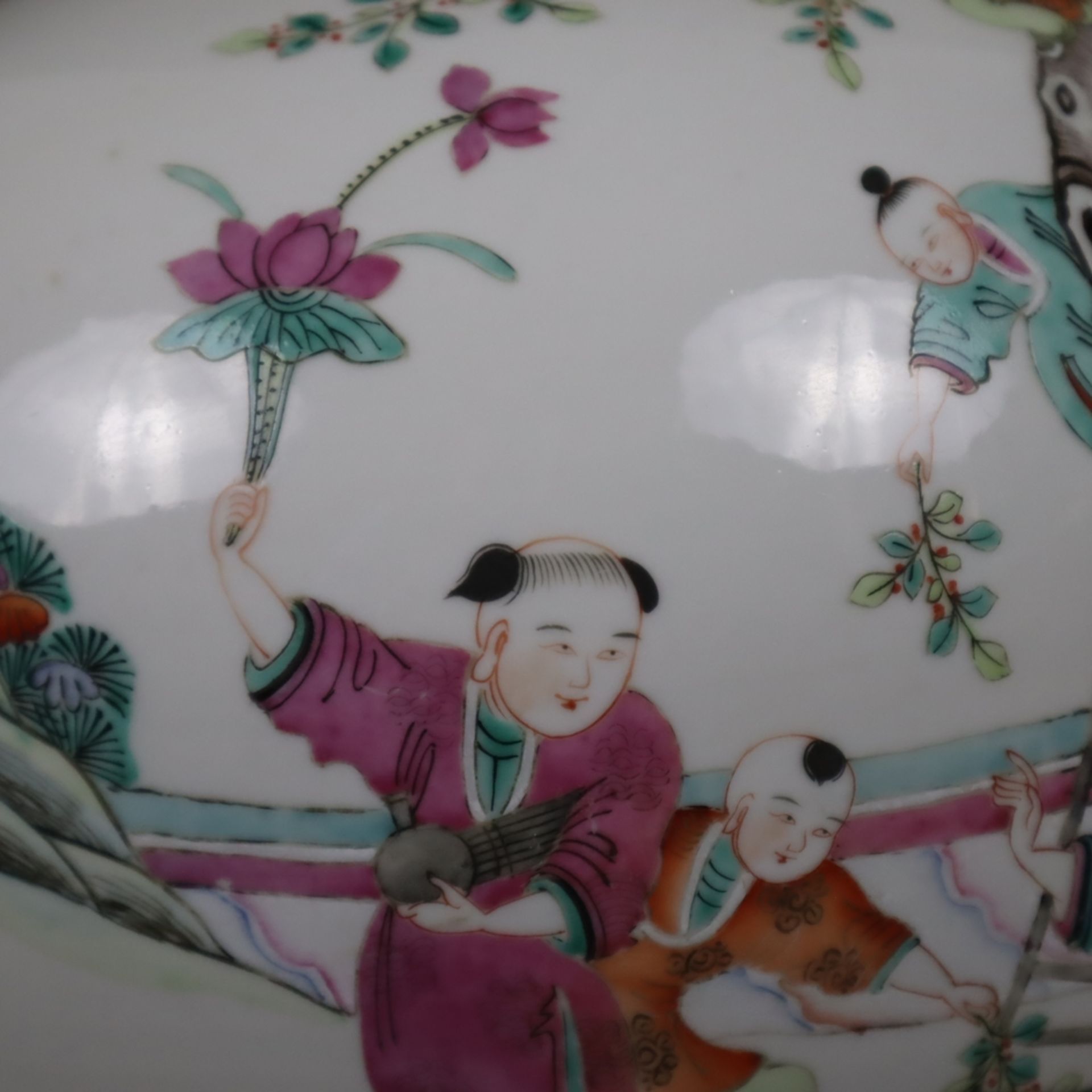 Porzellan-Deckeltopf - China, kugeliger Korpus mit Steckdeckel, auf der Wandung mehrfigurige szenis - Image 13 of 15