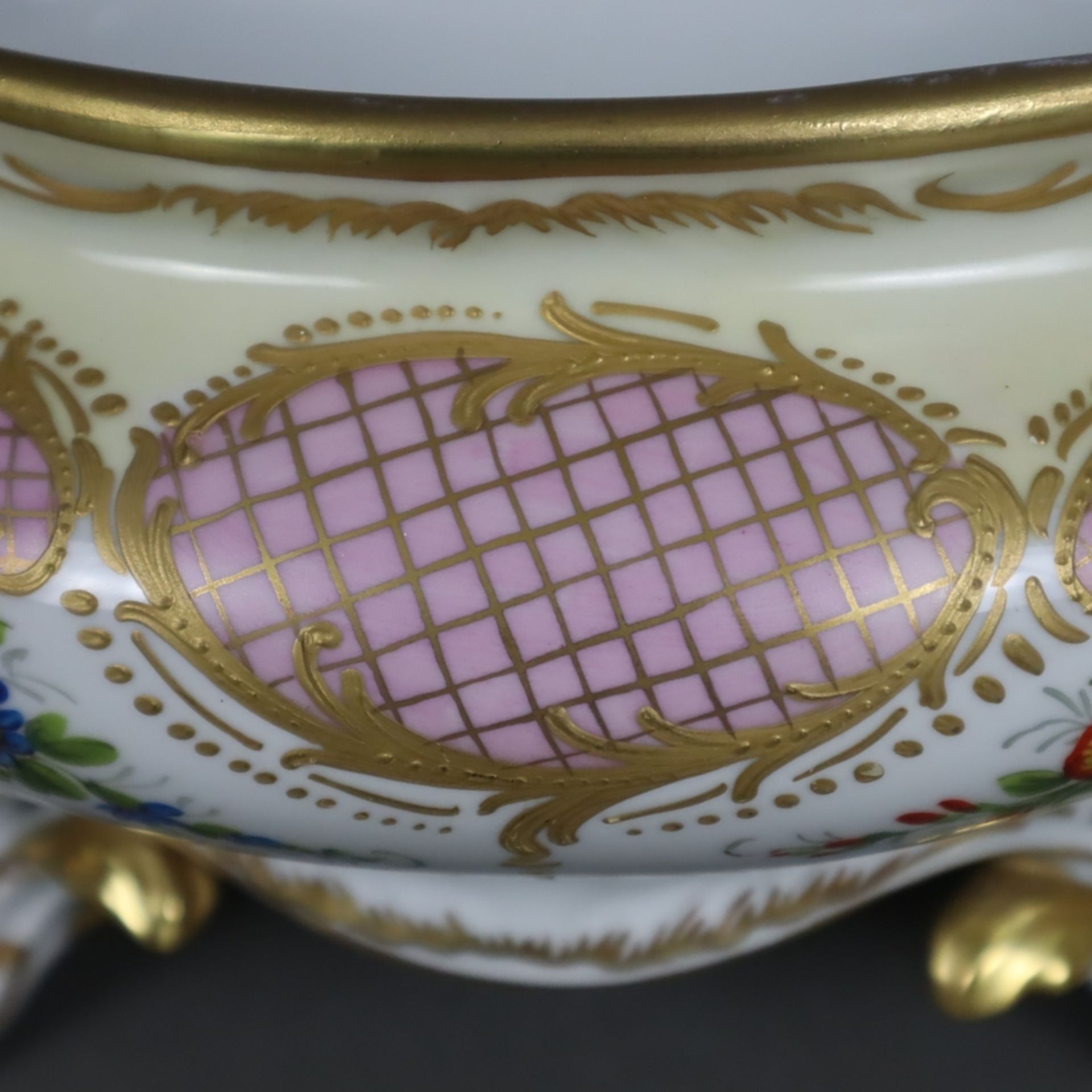 Prunkvolle Deckelterrine - Porzellan, ovaler geschwungener Korpus auf vier Füßen mit zwei seitliche - Image 5 of 9