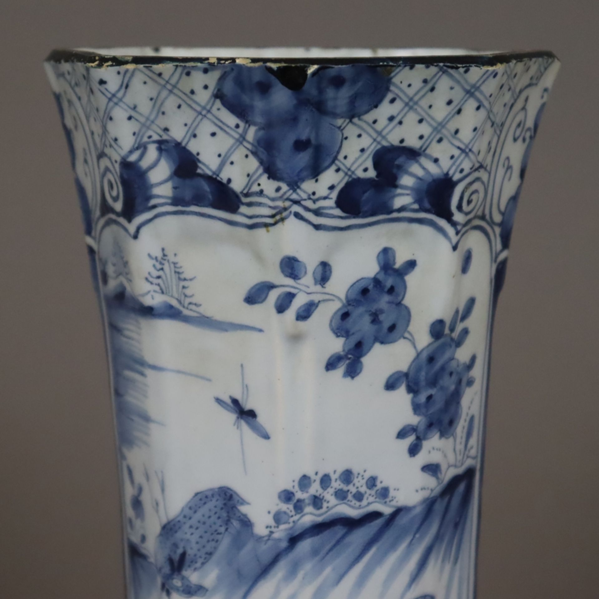 Trompetenvase - Delft, 2. H. 18. Jh., Fayence, kleisterblaue Glasur, Blaudekor mit Tiermotiven, Pfl - Bild 3 aus 12