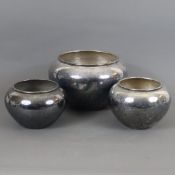 Drei Vasen/Übertöpfe - wohl "Rangoon"-Gefäße von Gunther Lambert, Metall, versilbert, zwei Größen: 
