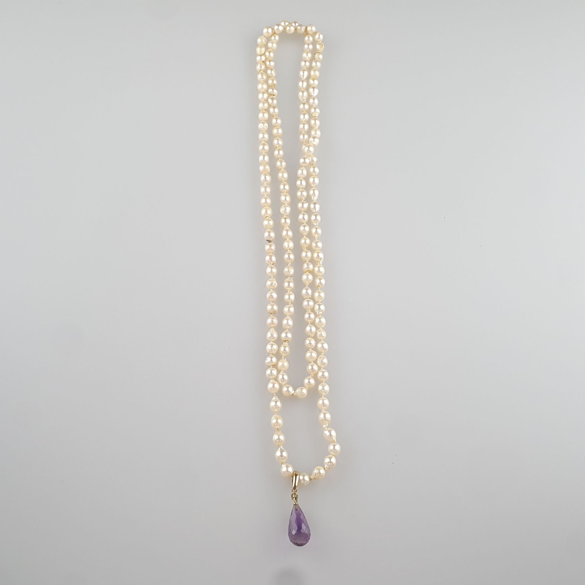 Lange Perlenkette mit Amethyst-Clip - barocke weiße Zuchtperlen von ca. 5-7 mm- Länge, in Einzelkno - Image 3 of 3