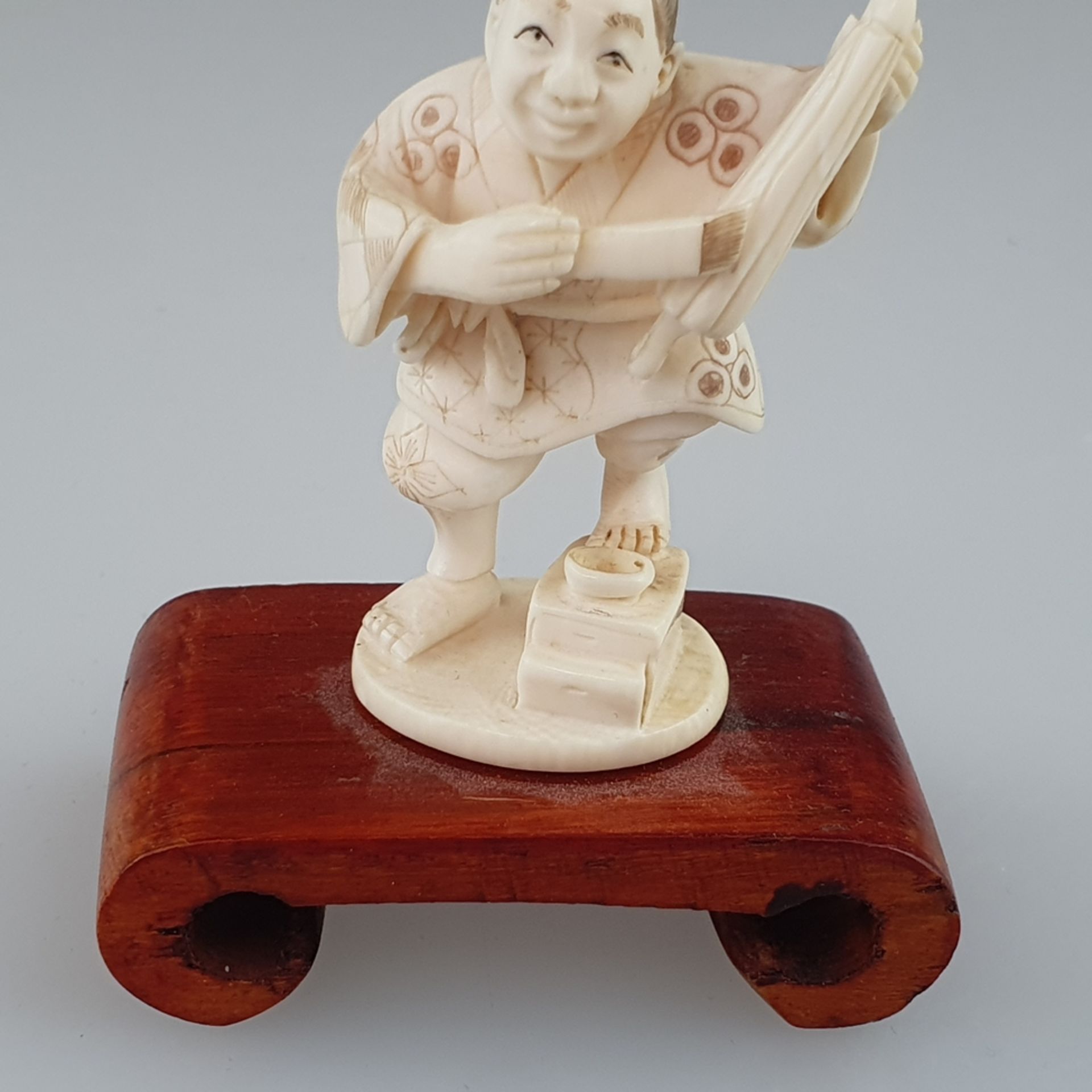 Katabori-Netsuke - Japan, späte Meiji-Zeit, feine Elfenbein-Schnitzarbeit mit gravierten und akzent - Image 3 of 8