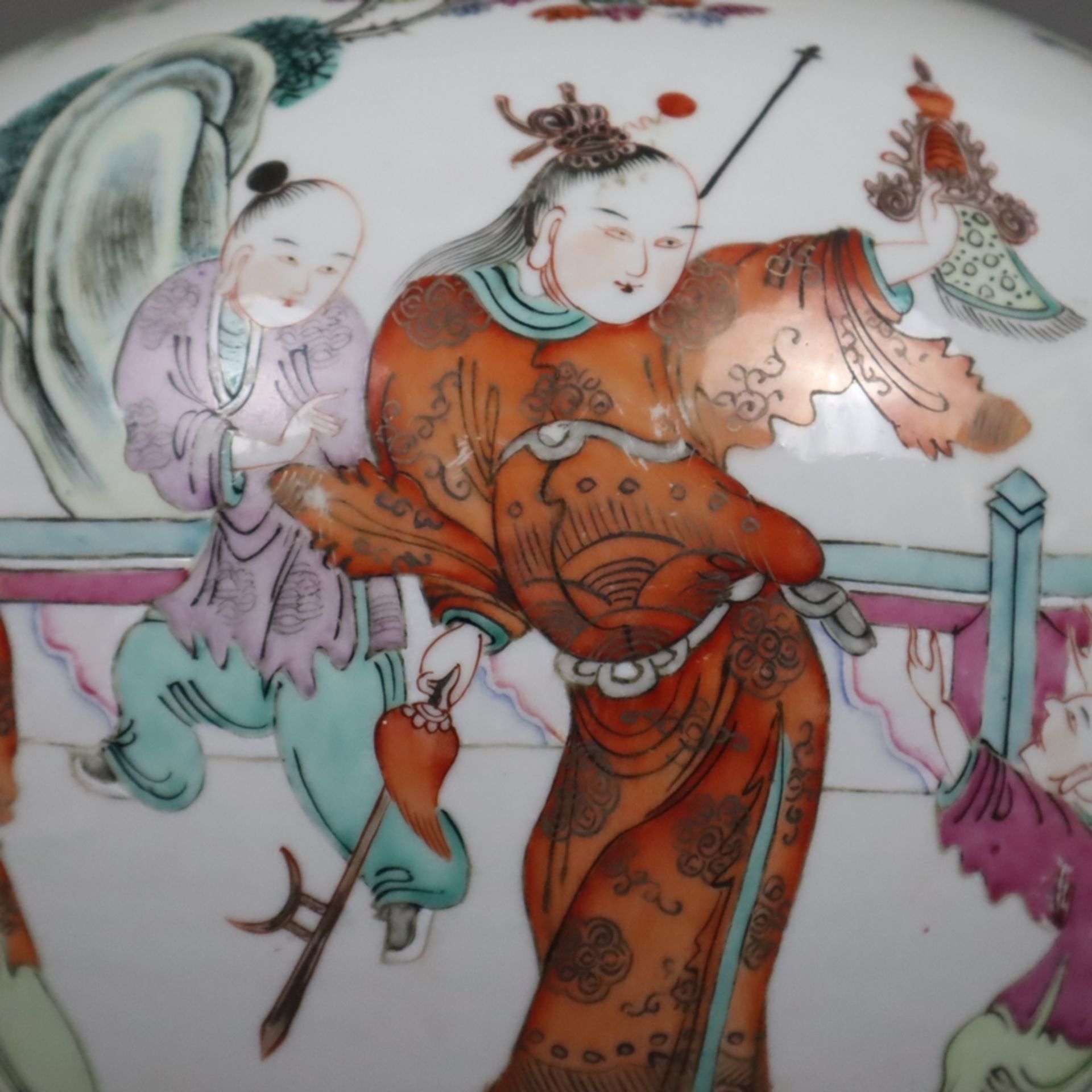 Porzellan-Deckeltopf - China, kugeliger Korpus mit Steckdeckel, auf der Wandung mehrfigurige szenis - Image 8 of 15