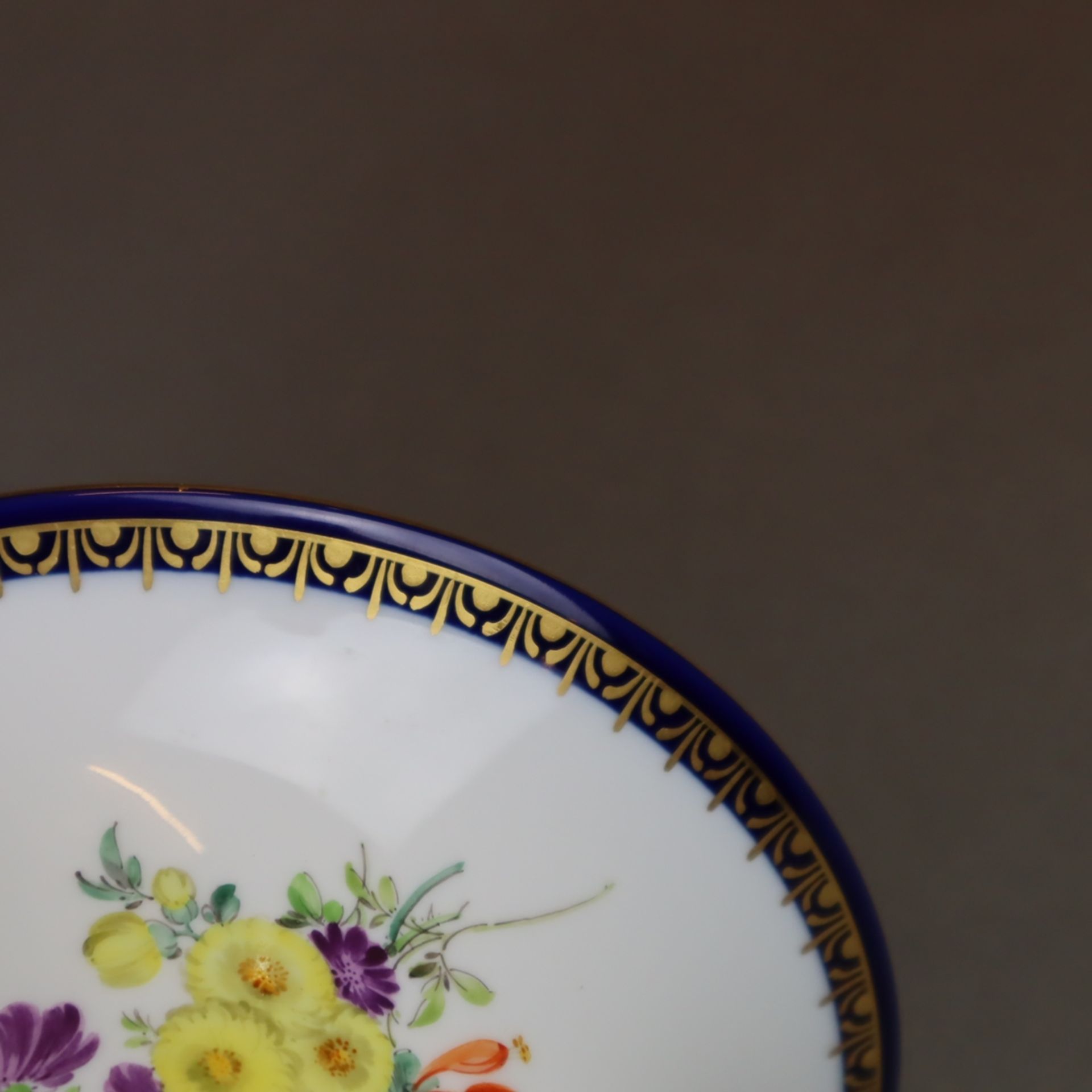 Trichtervase Meissen - unterglasurblaue Schwertermarke, polychrome Blumenbouquetmalerei, Goldränder - Bild 4 aus 5