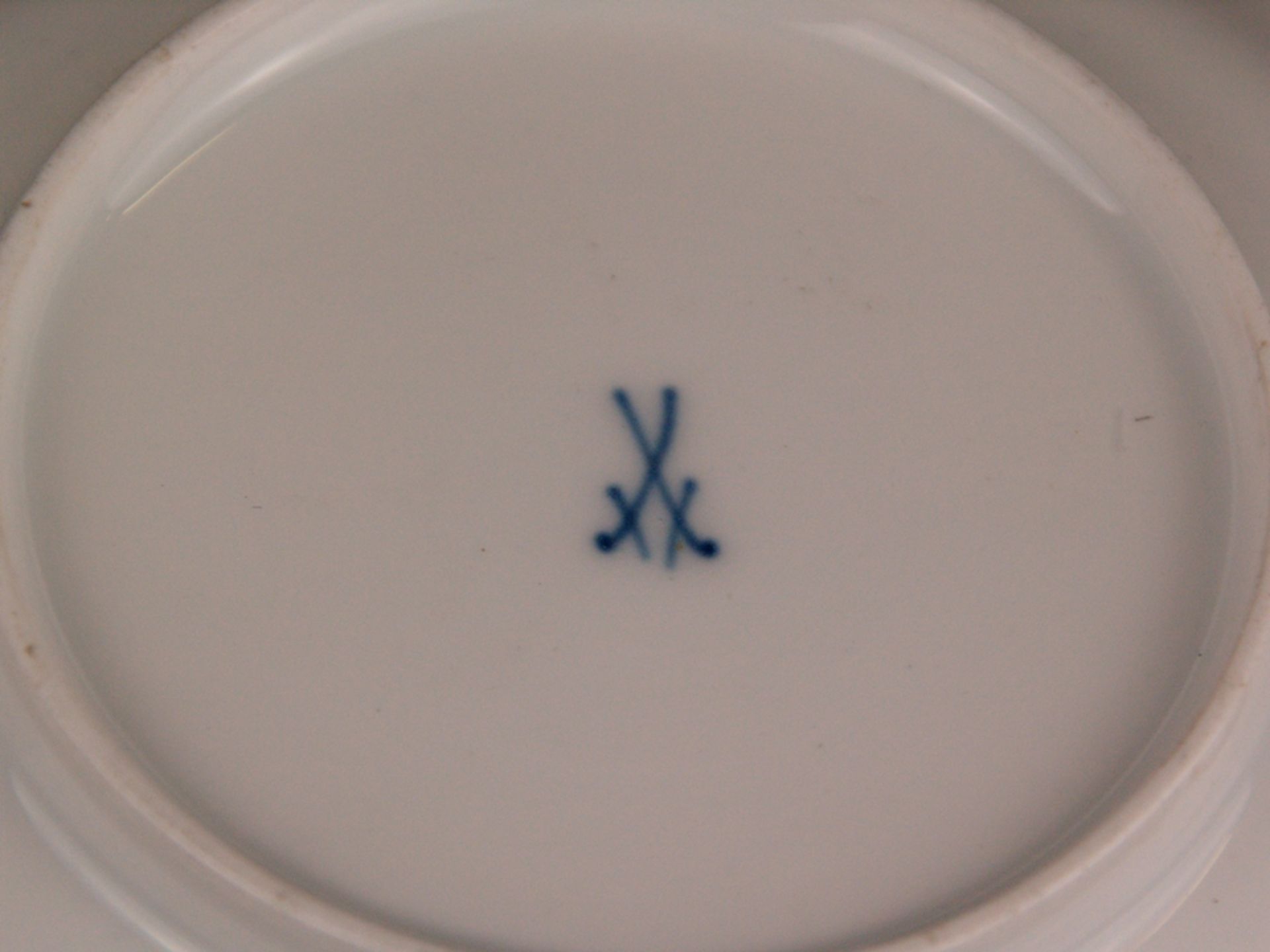 Zwei Tassen und Untertassen Meissen - Porzellan, 1x Tasse mit Asthenkel, polychrom bemalt mit Streu - Image 5 of 6