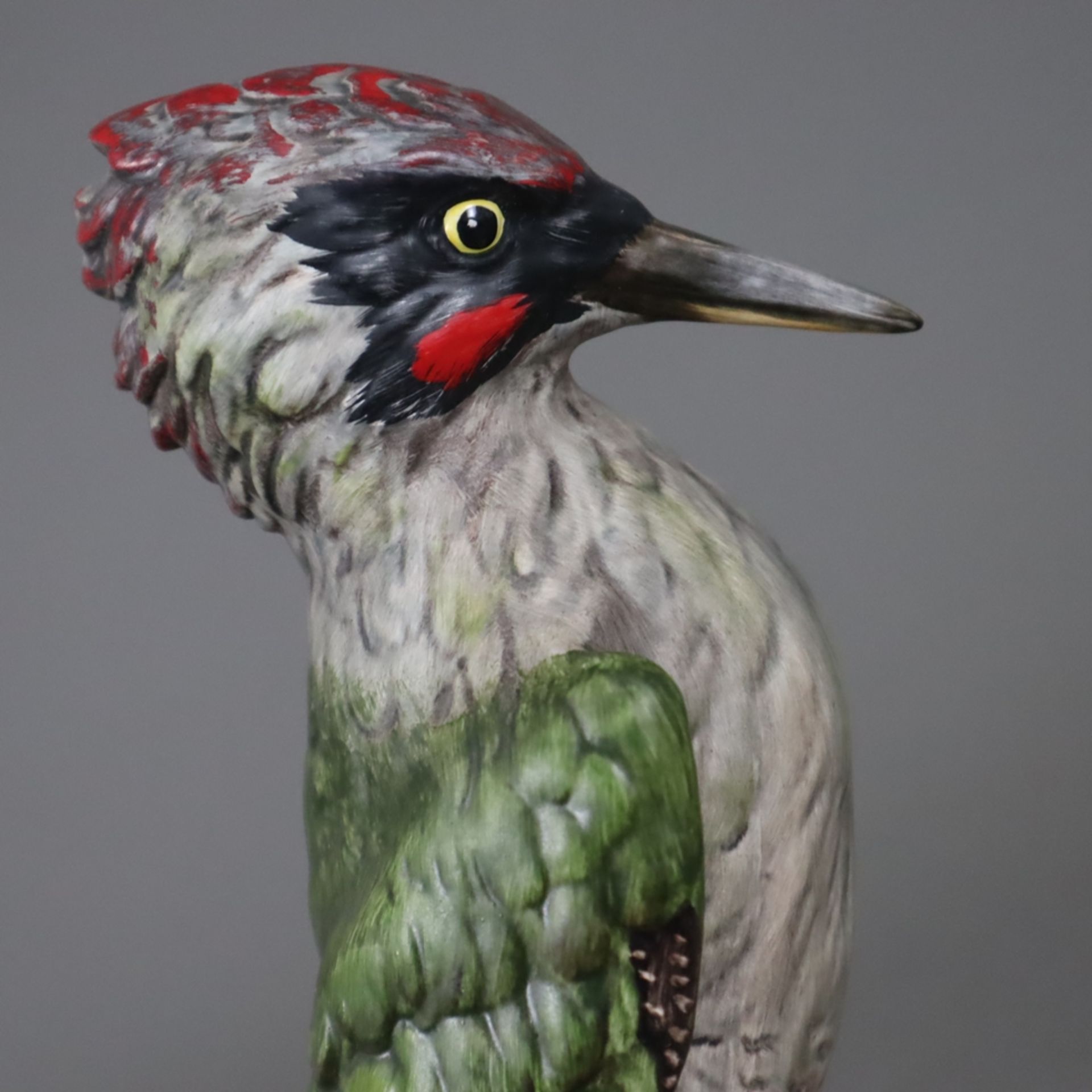 Vogelfigur "Grünspecht" - Goebel, Entwurf von G. Bochmann (1975), Biskuitporzellan, polychrom bemal - Bild 4 aus 9