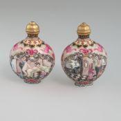 Paar Erotika-Snuffbottles mit Glückssymbolik - Mondflaschen aus Porzellan, reliefiert und in polych