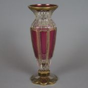 Glasvase - Böhmen, 19.Jh./Anfang 20. Jh., dickwandiges Klarglas mit roséfarbenem Überfang, auf blüt