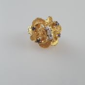Imposanter Goldring mit Brillanten und Saphiren - Gelb-/Weißgold 750/000, im Ringkopf gestempelt, k