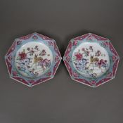 Ein Paar kleine Famille rose-Teller - dekoriert in den Farben der Famille rose mit einem Hirschpaar