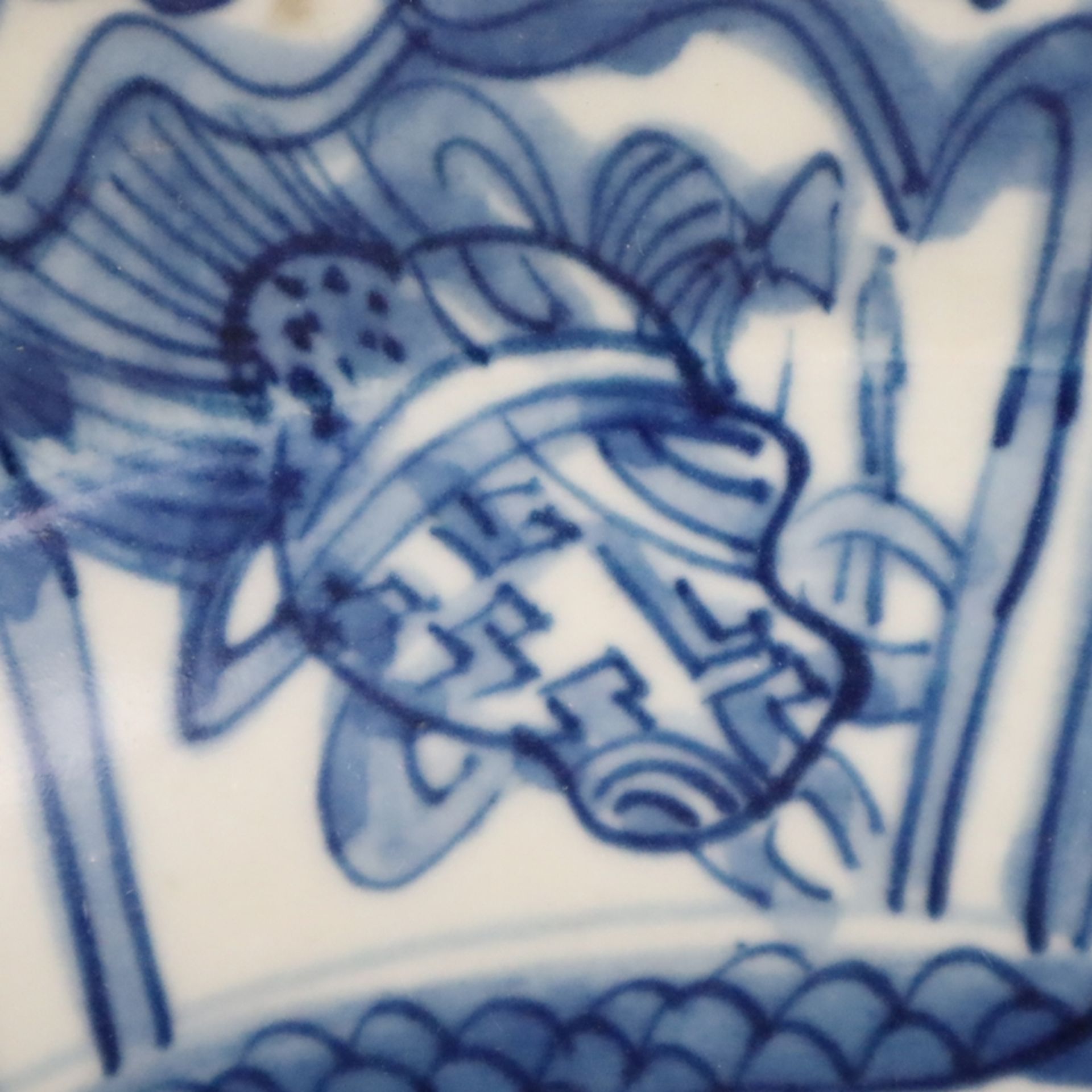 Gemuldeter Teller mit gewelltem Rand - China, Blaumalerei unter Glasur im Wanli-Stil, im Spiegel Te - Image 7 of 9