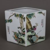 Rautenvase - China, 20. Jh., Dekor in polychromen Aufglasurfarben: auf allen vier Seiten blühende L