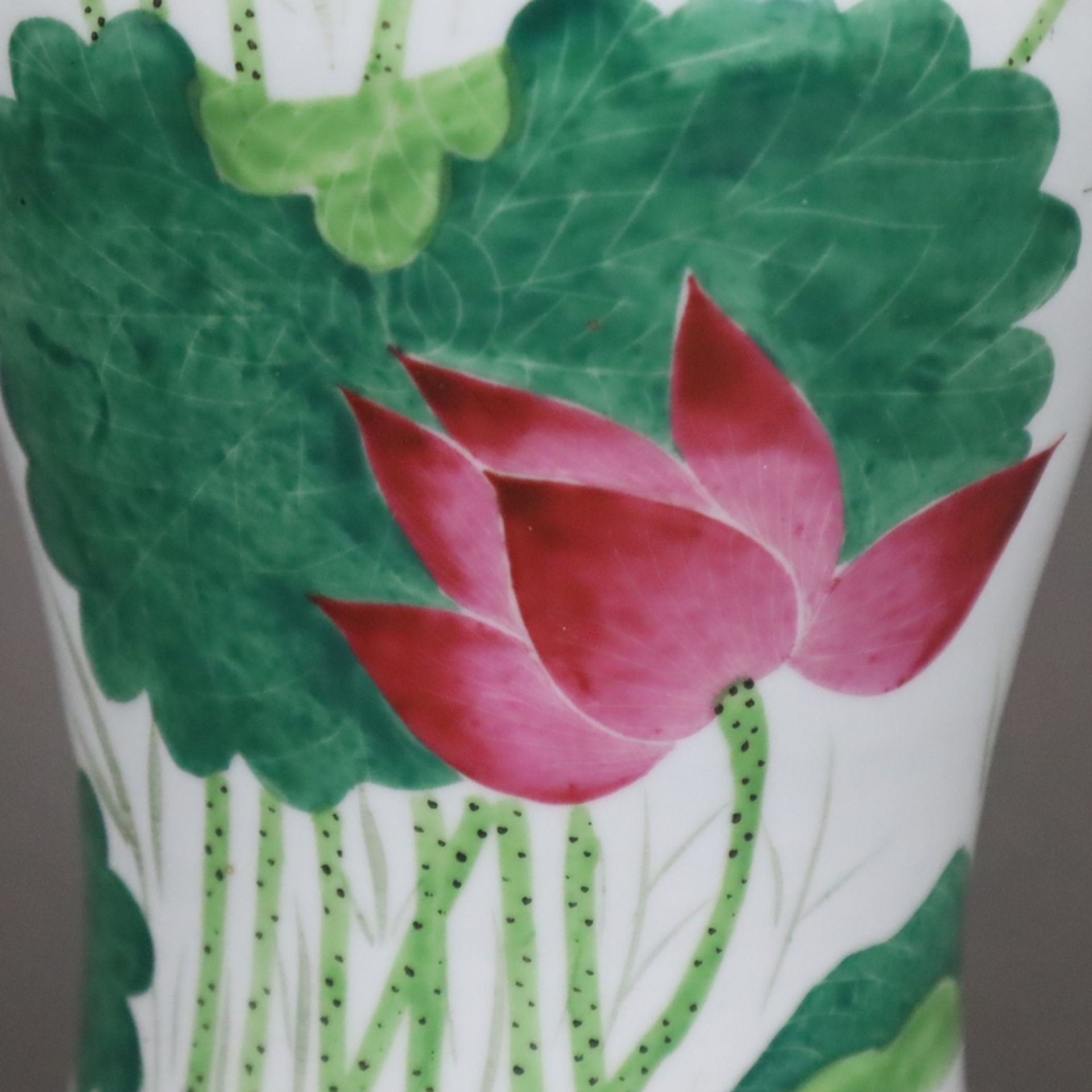 Yan Yan-Vase- China, Anfang 20.Jh., polychrome florale Bemalung mit blühenden Lotospflanzen in Aufg - Image 5 of 9